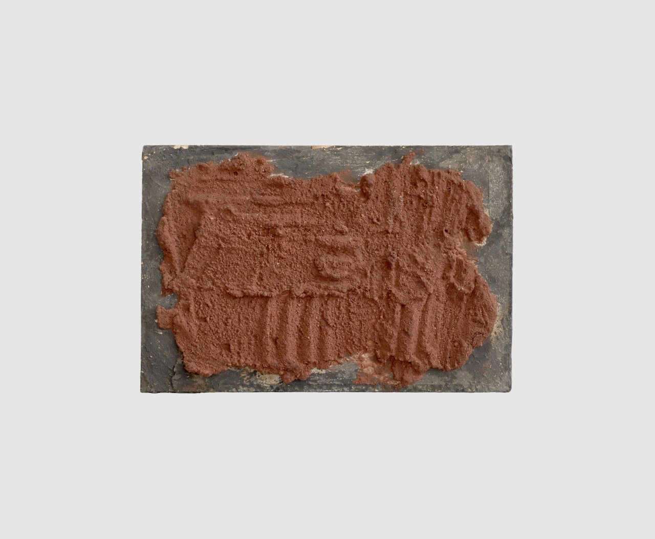 This picture shows the following artwork: Hermann Glöckner. Rostbraune Farbmörtelreste auf grauer Pappe. 1962.