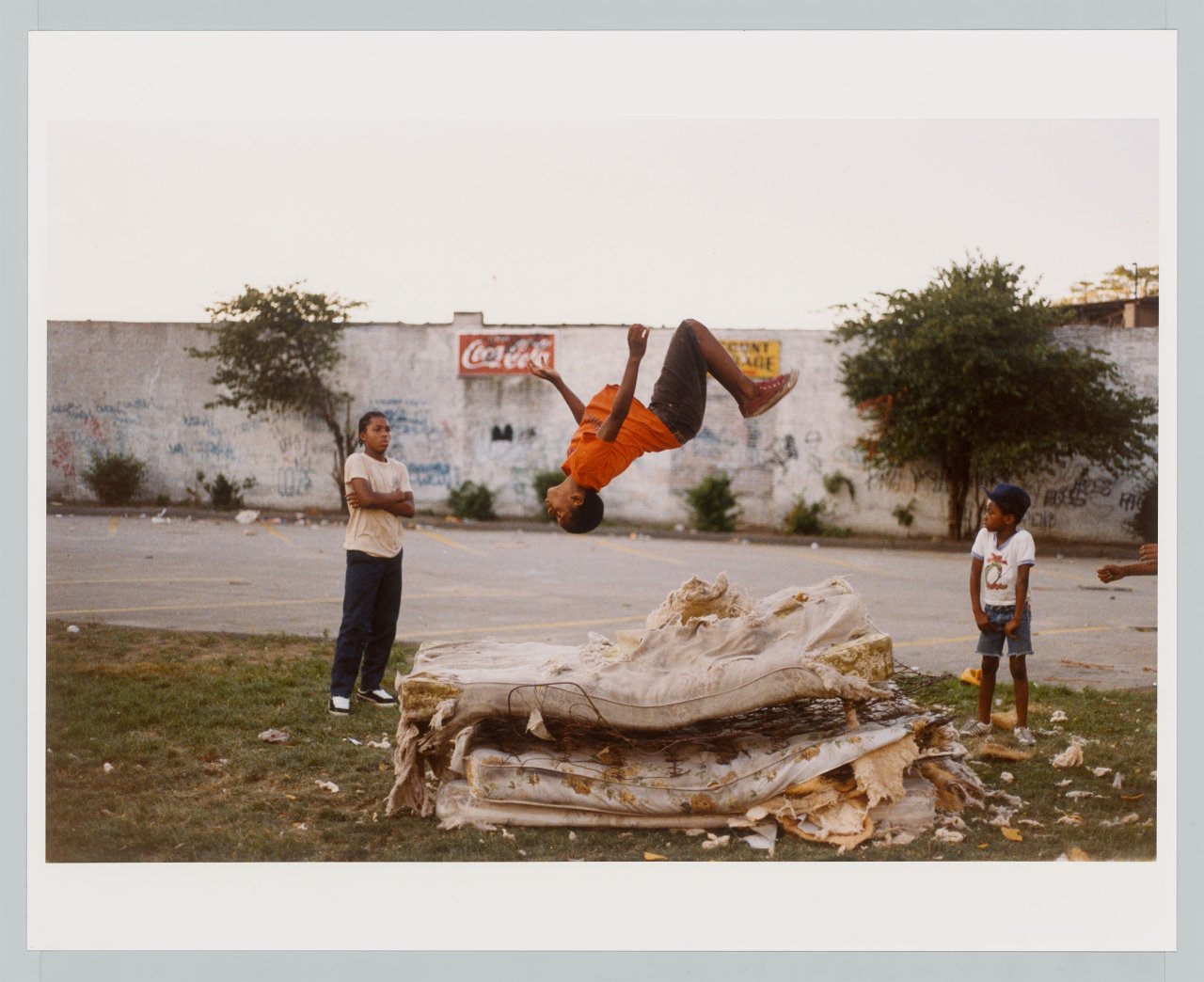 Auf diesem Bild ist das folgende Kunstwerk zu sehen: Jamel Shabazz. Flying High, Brooklyn, NYC. 1982.