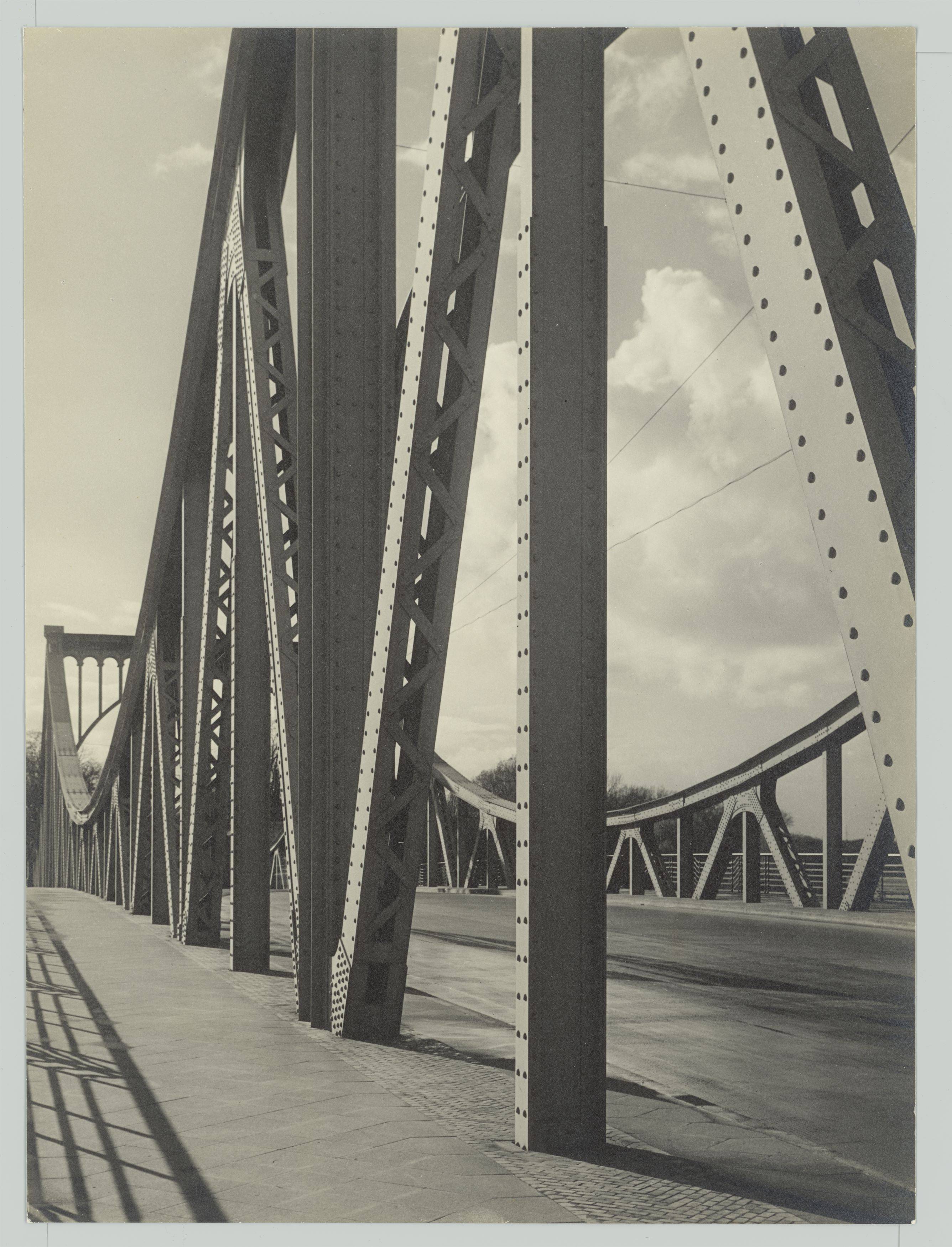 This picture shows the following artwork: Max Baur. Glienicker Brücke, Potsdam. Before 1938.