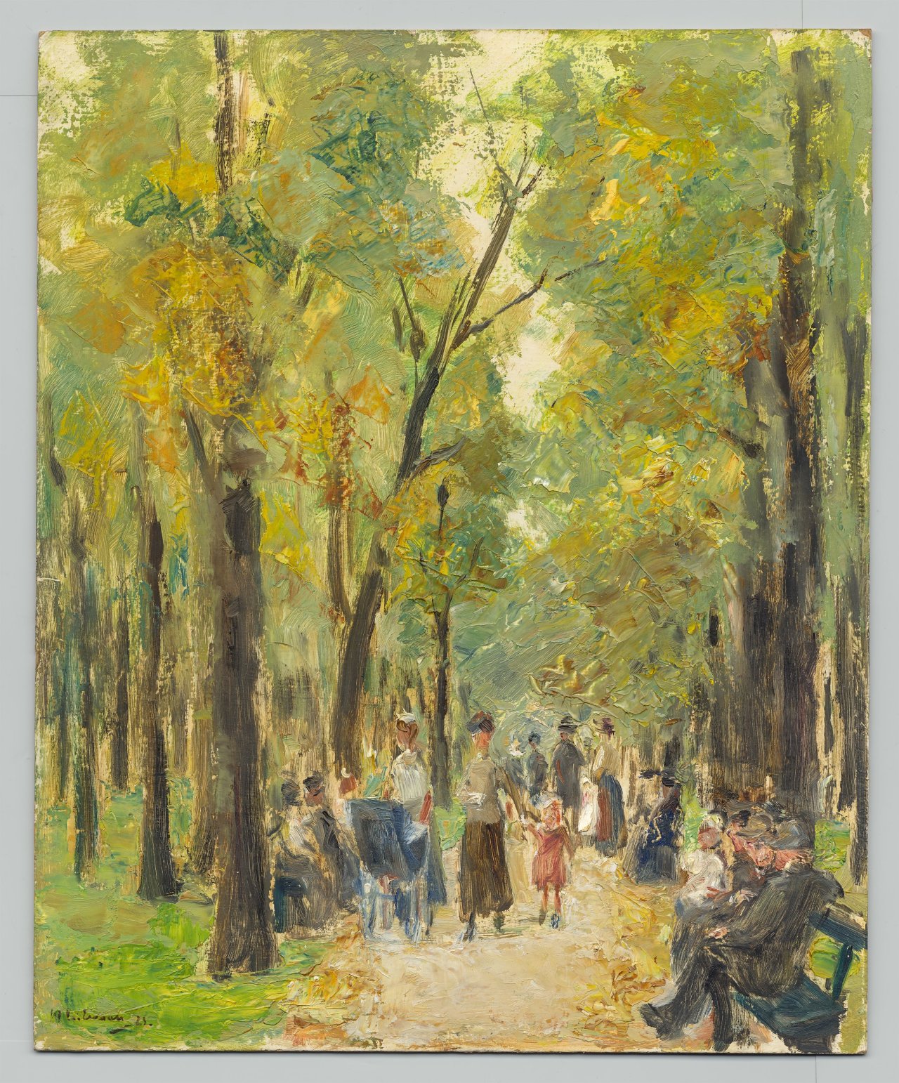 Auf diesem Bild ist das folgende Kunstwerk zu sehen: Max Liebermann. „Spaziergänger im Berliner Tiergarten“. 1923.