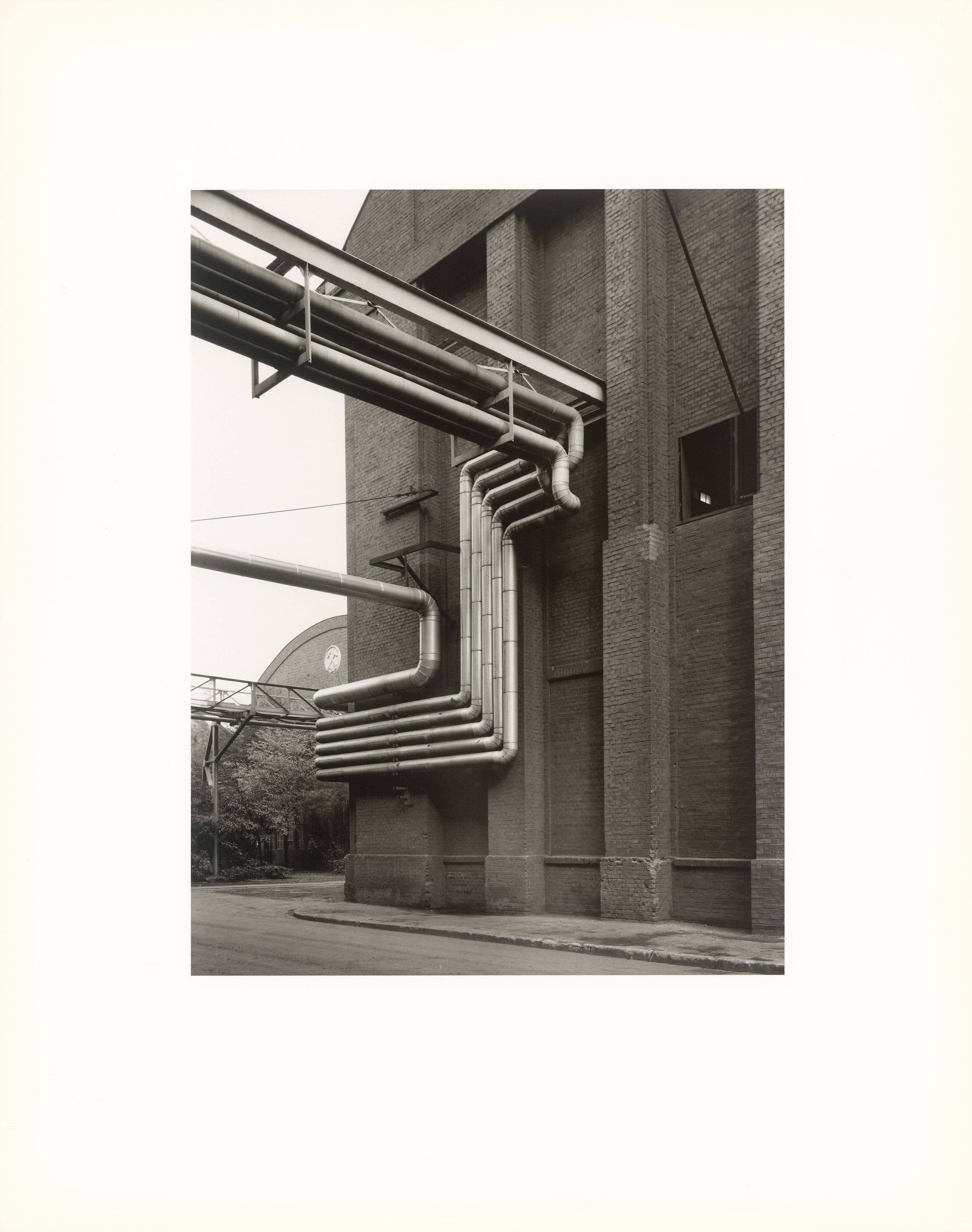 Auf diesem Bild ist das folgende Kunstwerk zu sehen: Bernd und Hilla Becher. „Walls and Conduits“. 1991.