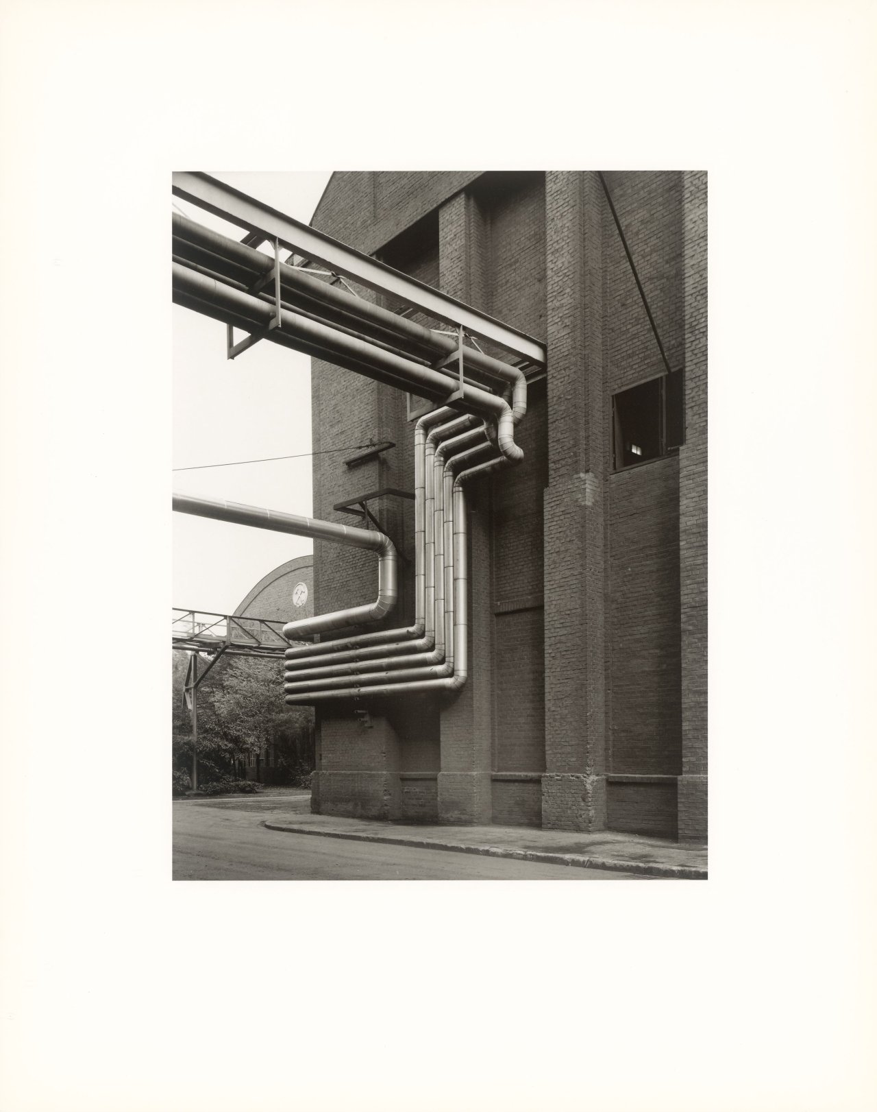 Auf diesem Bild ist das folgende Kunstwerk zu sehen: Bernd und Hilla Becher. „Walls and Conduits“. 1991.