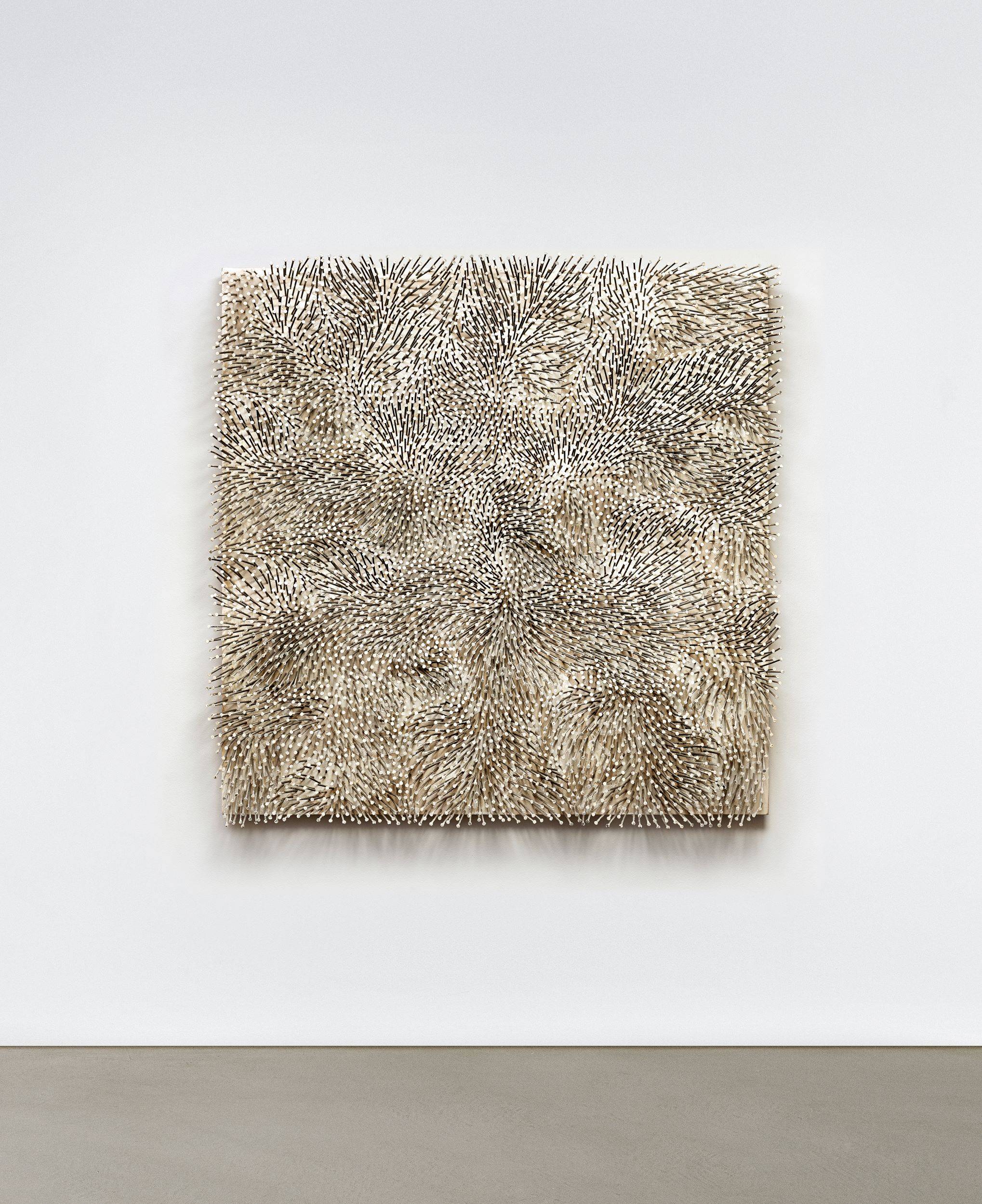 Auf diesem Bild ist das folgende Kunstwerk zu sehen: Günther Uecker. „Weißer Wind“. 1986.