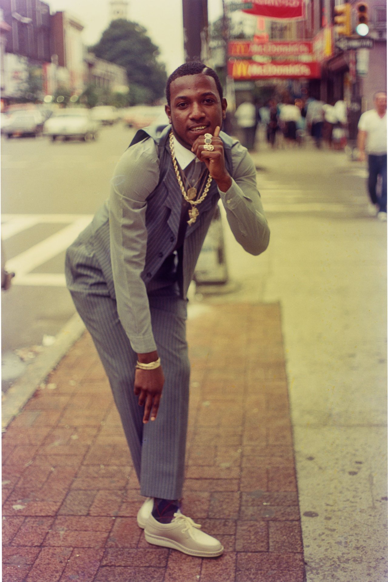 Auf diesem Bild ist das folgende Kunstwerk zu sehen: Jamel Shabazz. Rude Boy, Brooklyn, NYC. 1981.