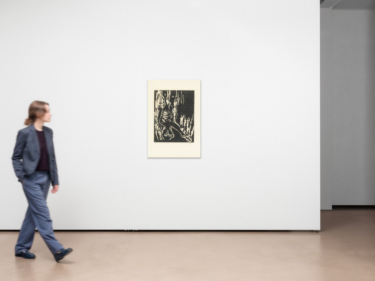 Auf diesem Bild ist das folgende Kunstwerk zu sehen: Georg Baselitz. „Mann mit Tanne IV (mit Rot)“. 1985/86.