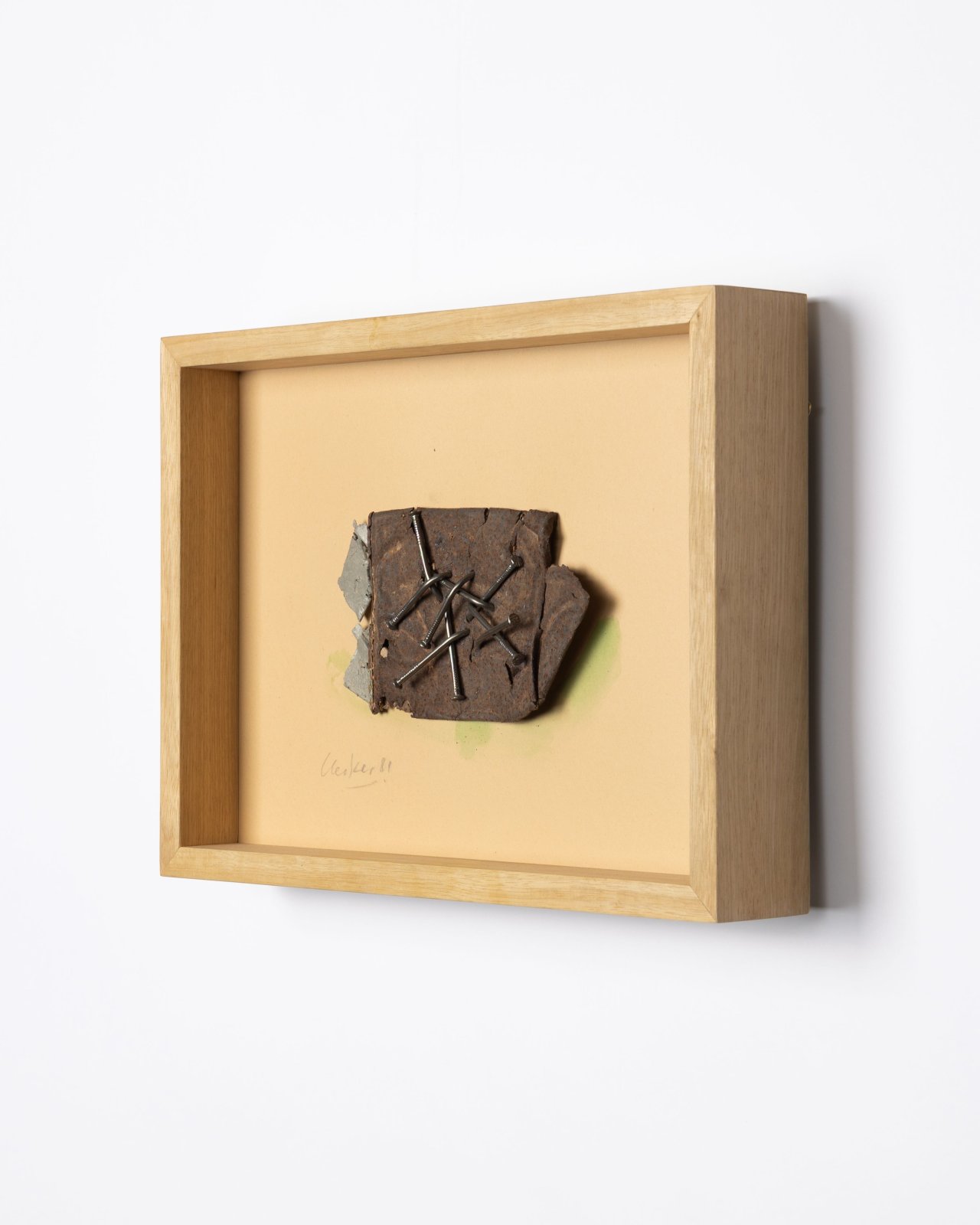 Auf diesem Bild ist das folgende Kunstwerk zu sehen: Günther Uecker. „Wüstenfund [14]“. 1981 .