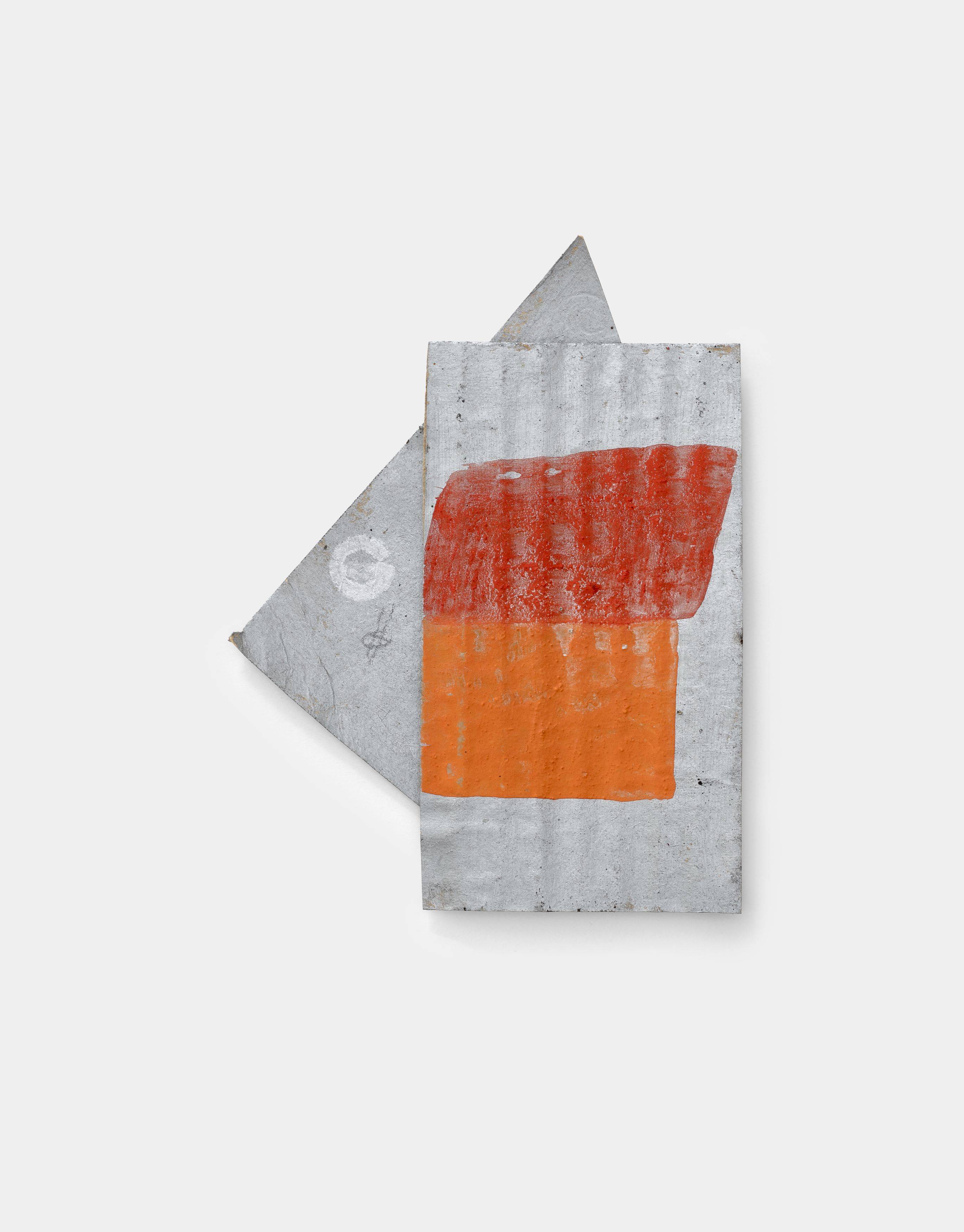 Auf diesem Bild ist das folgende Kunstwerk zu sehen: Hermann Glöckner. Silberner Rhomboid auf silberner rechteckiger Wellpappe.