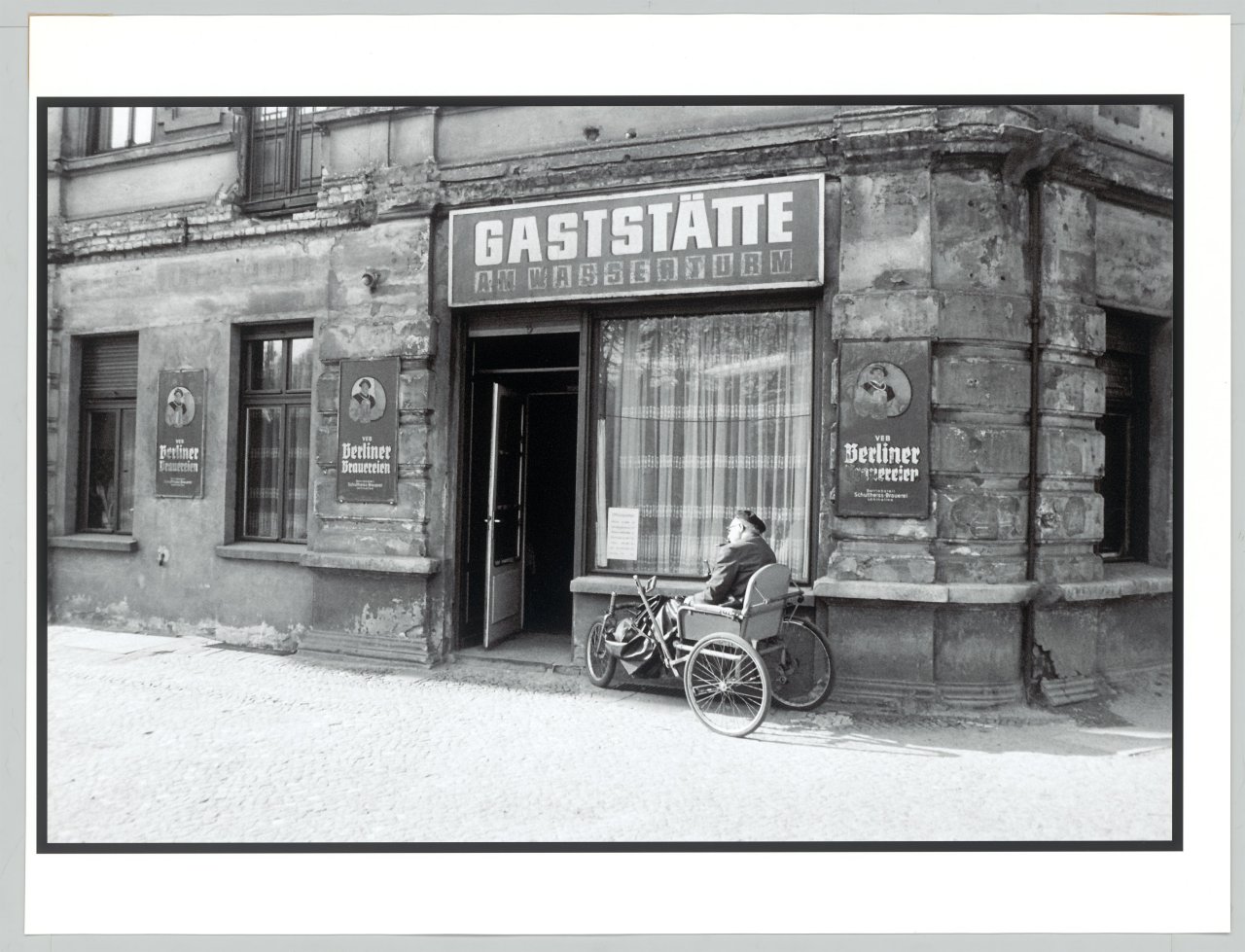 This picture shows the following artwork: Harald Hauswald. ”Am Wasserturm” / Bahnhof Lichtenberg. 1982 and 1980.