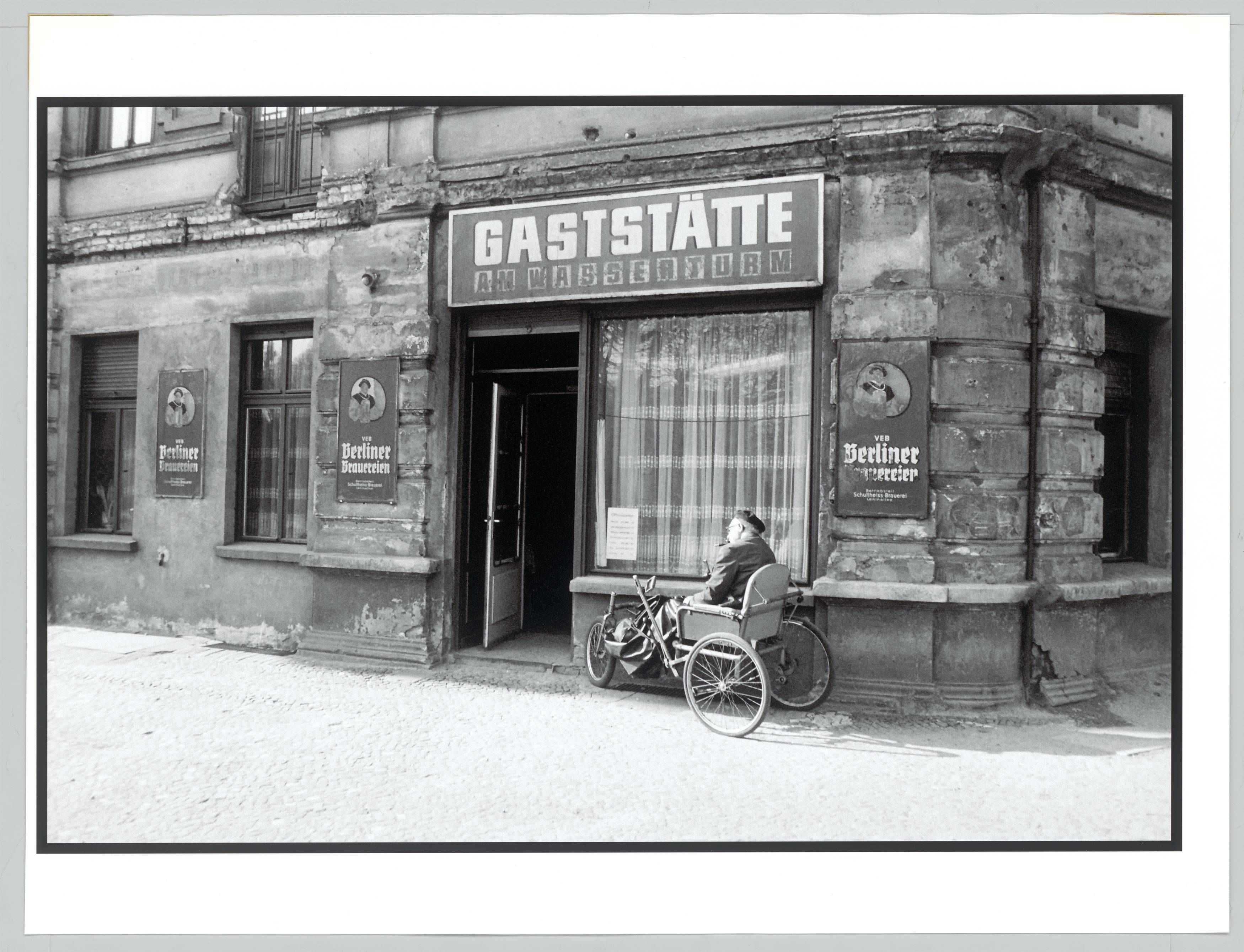 This picture shows the following artwork: Harald Hauswald. ”Am Wasserturm” / Bahnhof Lichtenberg. 1982 and 1980.
