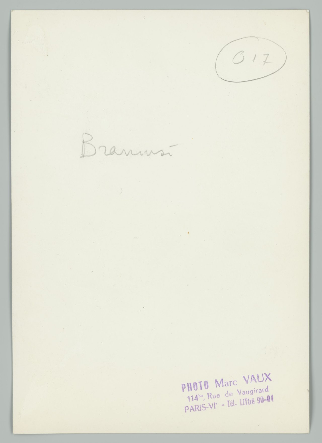 Auf diesem Bild ist das folgende Kunstwerk zu sehen: Marc Vaux. La Muse endormie de Constantin Brancusi. Um 1960.