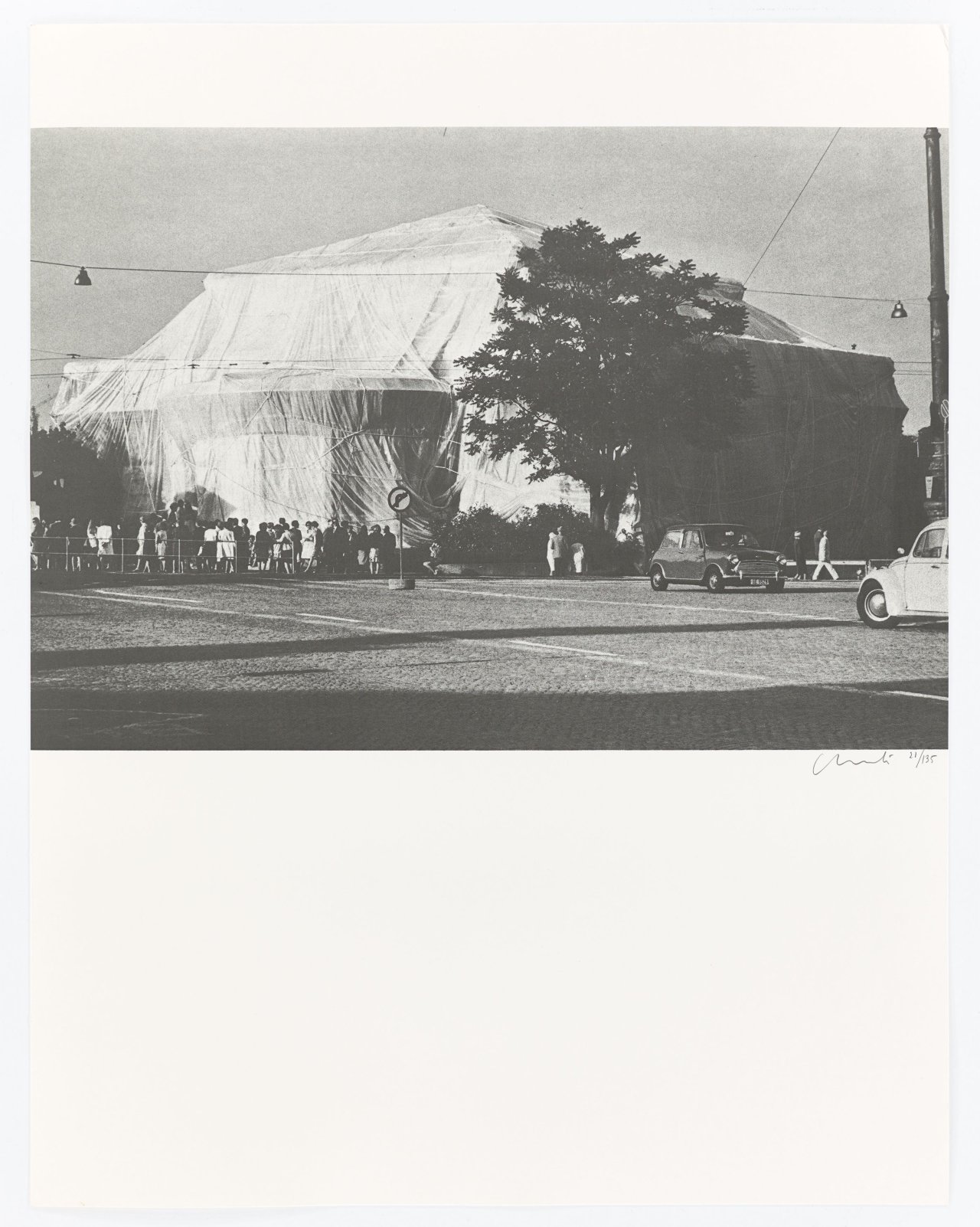 Auf diesem Bild ist das folgende Kunstwerk zu sehen:  Christo und Jeanne-Claude. „Packed Kunsthalle Bern, Project“. 1972.
