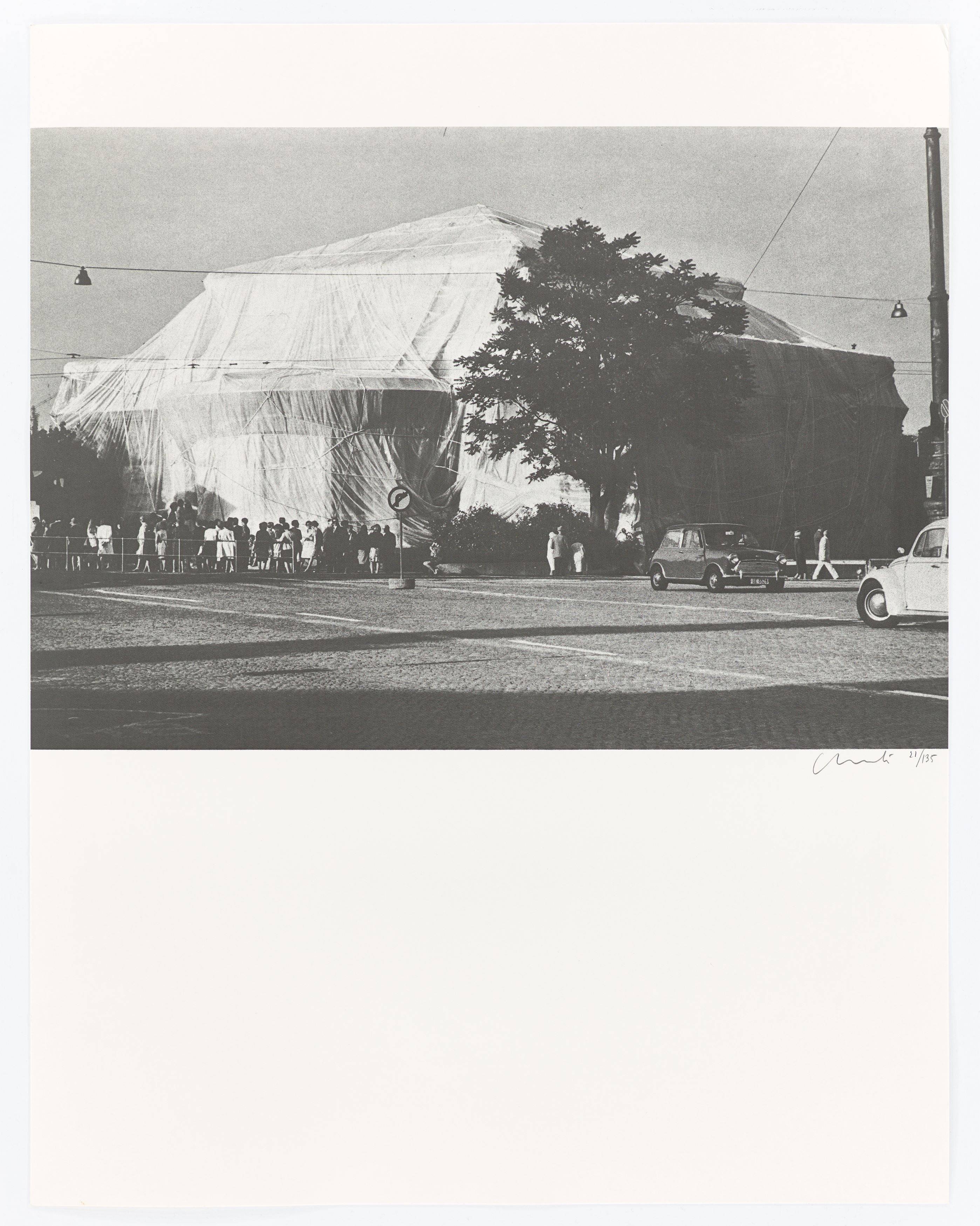 Auf diesem Bild ist das folgende Kunstwerk zu sehen:  Christo und Jeanne-Claude. „Packed Kunsthalle Bern, Project“. 1972.