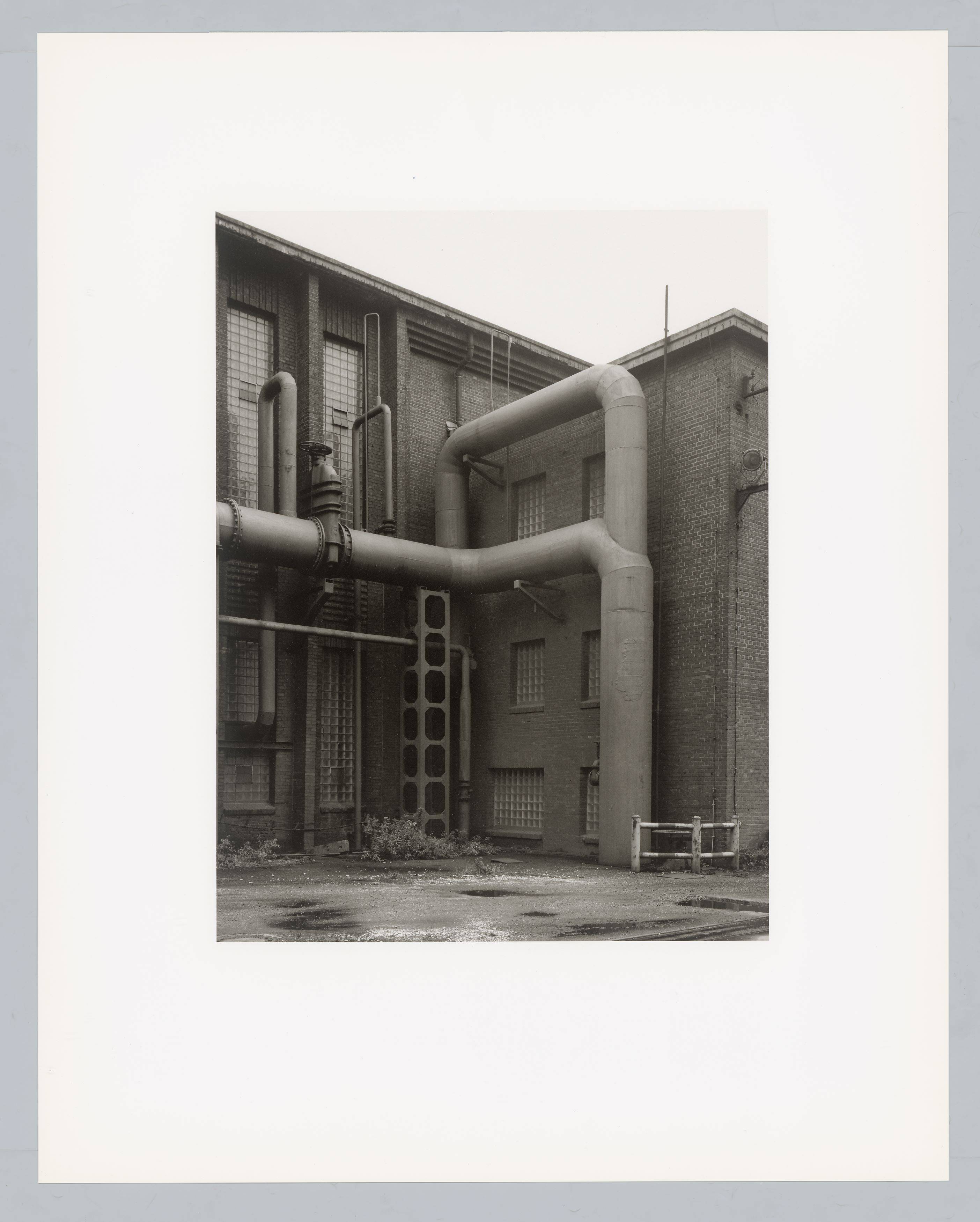 Auf diesem Bild ist das folgende Kunstwerk zu sehen: Bernd und Hilla Becher. „Walls and Conduits“. 1991.