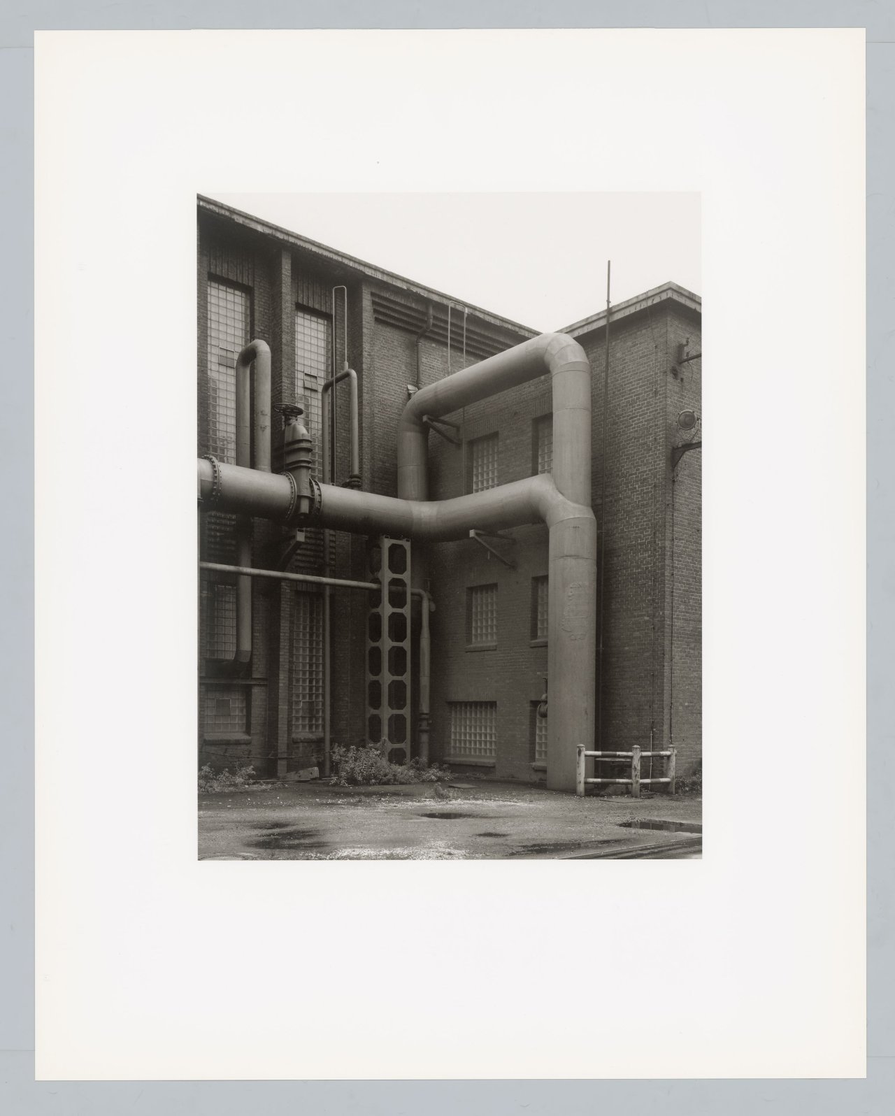 Auf diesem Bild ist das folgende Kunstwerk zu sehen: Bernd und Hilla Becher. „Walls and Conduits“. 1991.