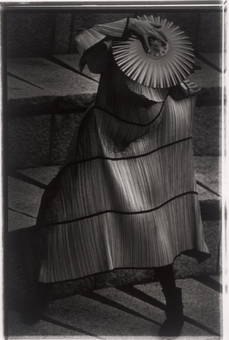Auf diesem Bild ist das folgende Kunstwerk zu sehen: Yuriko Takagi. „Issey Miyake". 1993.