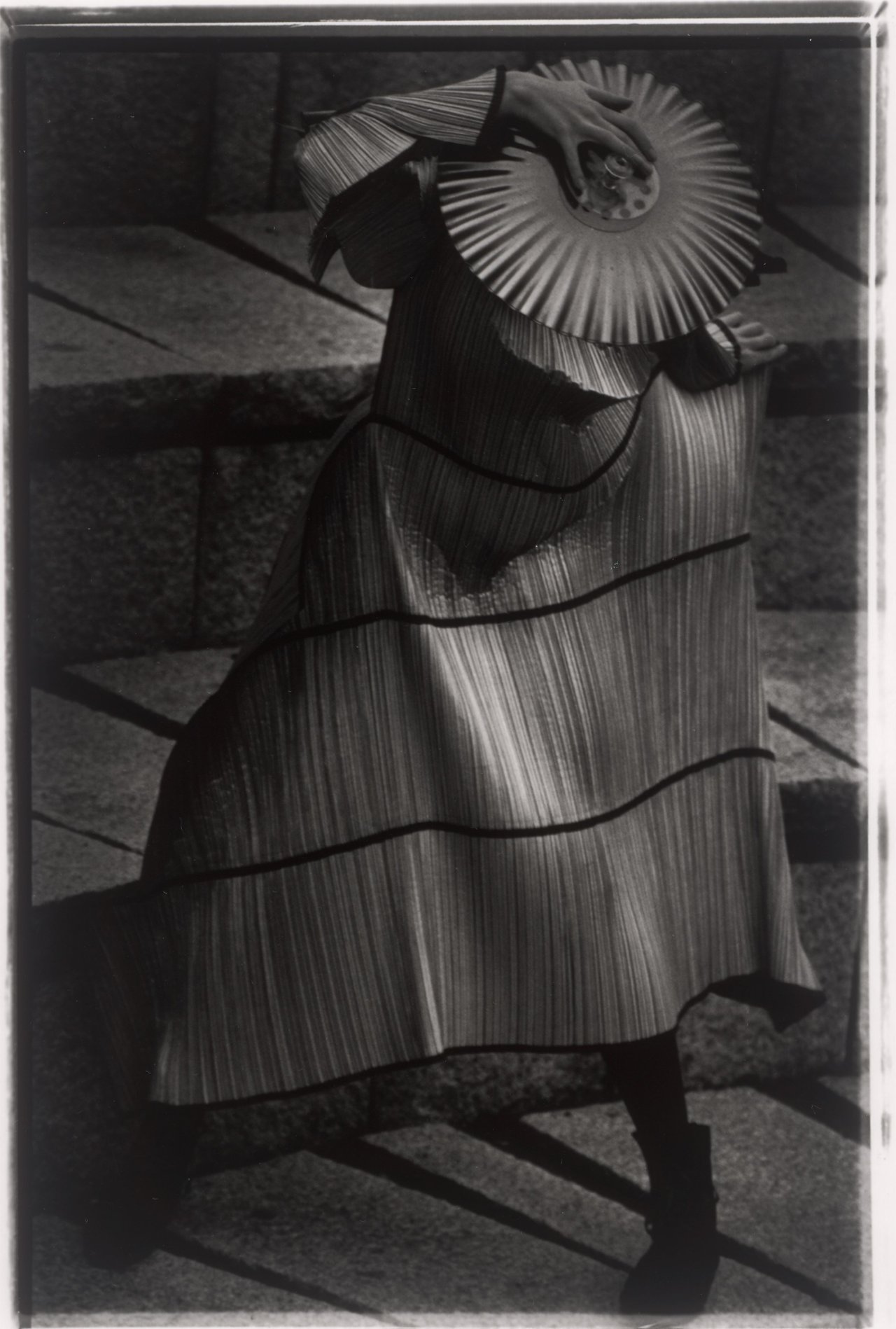 Auf diesem Bild ist das folgende Kunstwerk zu sehen: Yuriko Takagi. „Issey Miyake