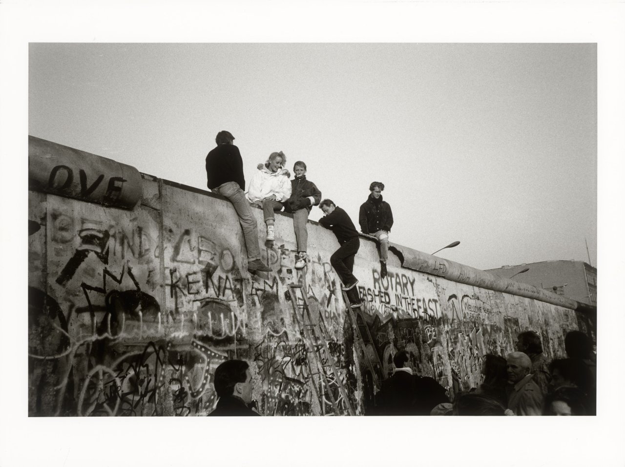 This picture shows the following artwork: Norbert Bunge. ”Maueröffnung, Berlin”. 1991.