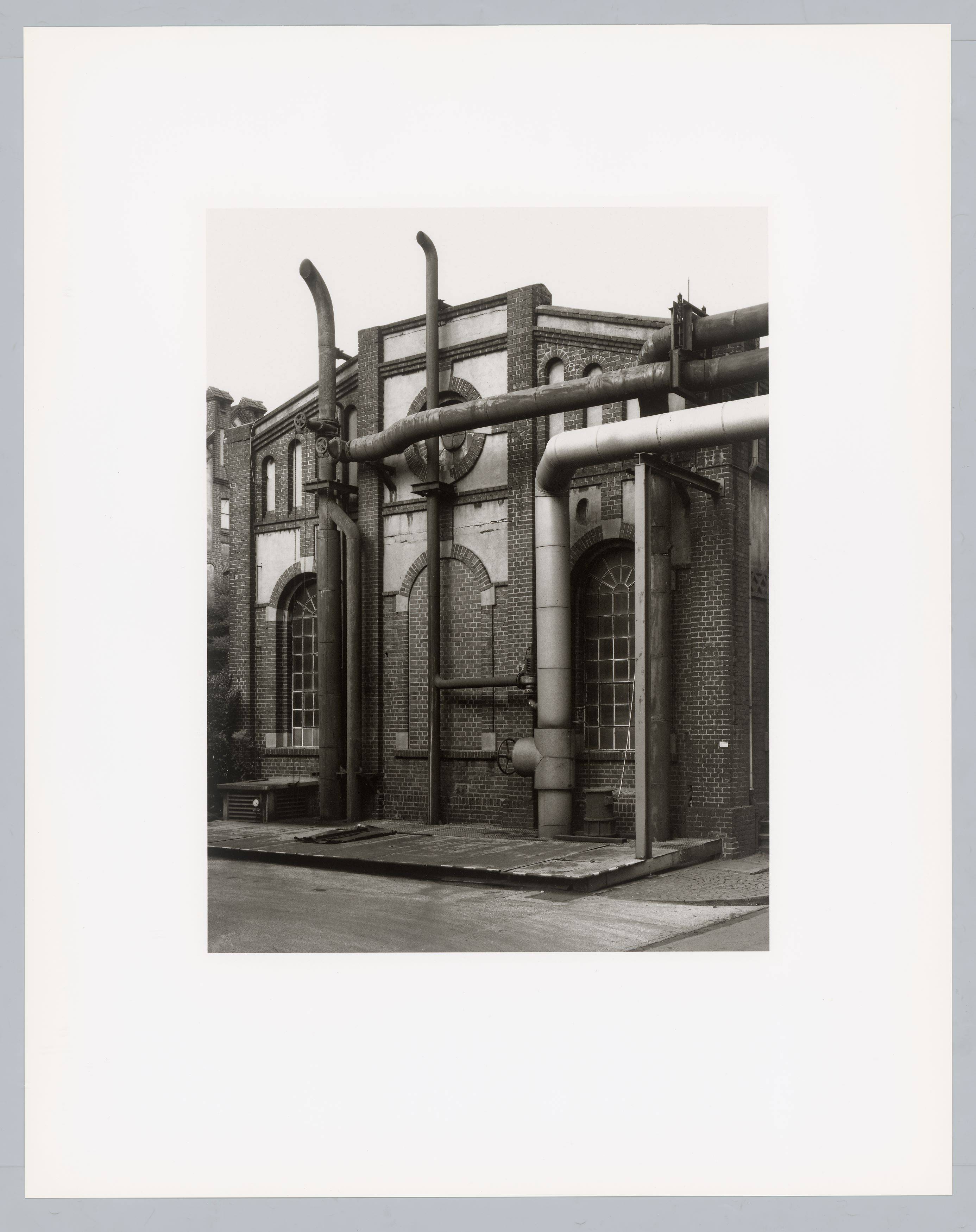 Auf diesem Bild ist das folgende Kunstwerk zu sehen: Bernd und Hilla Becher. „Walls and Conduits“. 1991.
