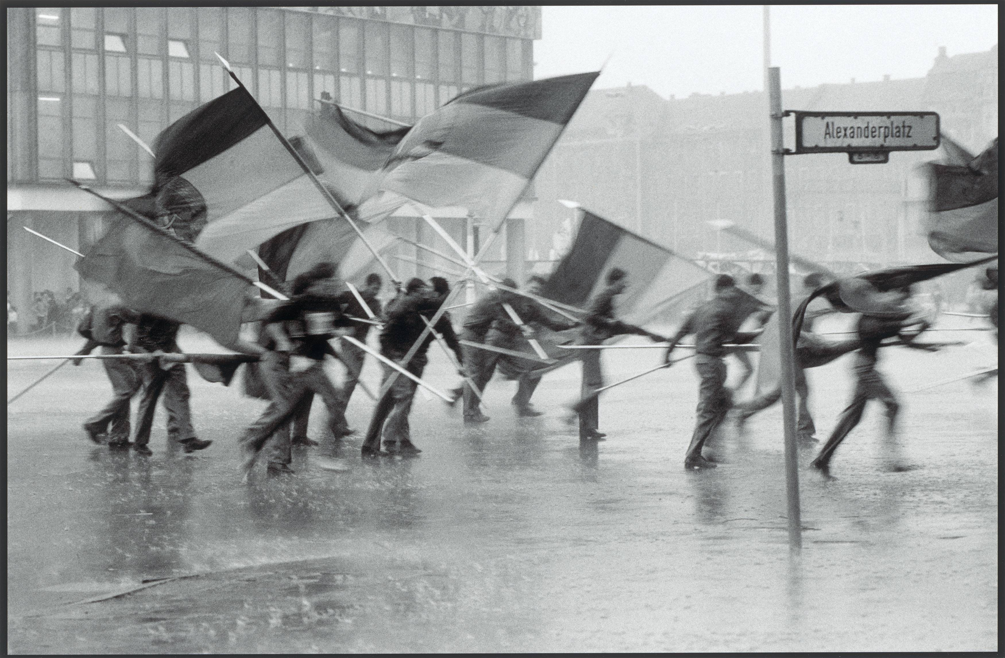 This picture shows the following artwork: Harald Hauswald. ”Berlin, 1. Mai”. 1987.