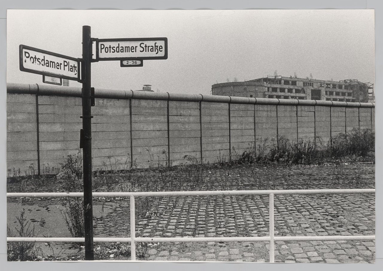 Auf diesem Bild ist das folgende Kunstwerk zu sehen: Max Jacoby (d.i. Max Moshe Jacoby). Berliner Mauer am Potsdamer Platz. 1973.