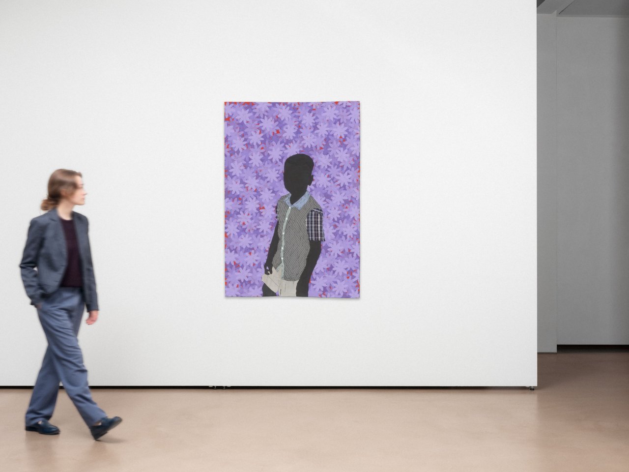 Auf diesem Bild ist das folgende Kunstwerk zu sehen: Raphael Adjetey Adjei Mayne. „WALKING IN THE ROOM AS MYSELF“. 2022.