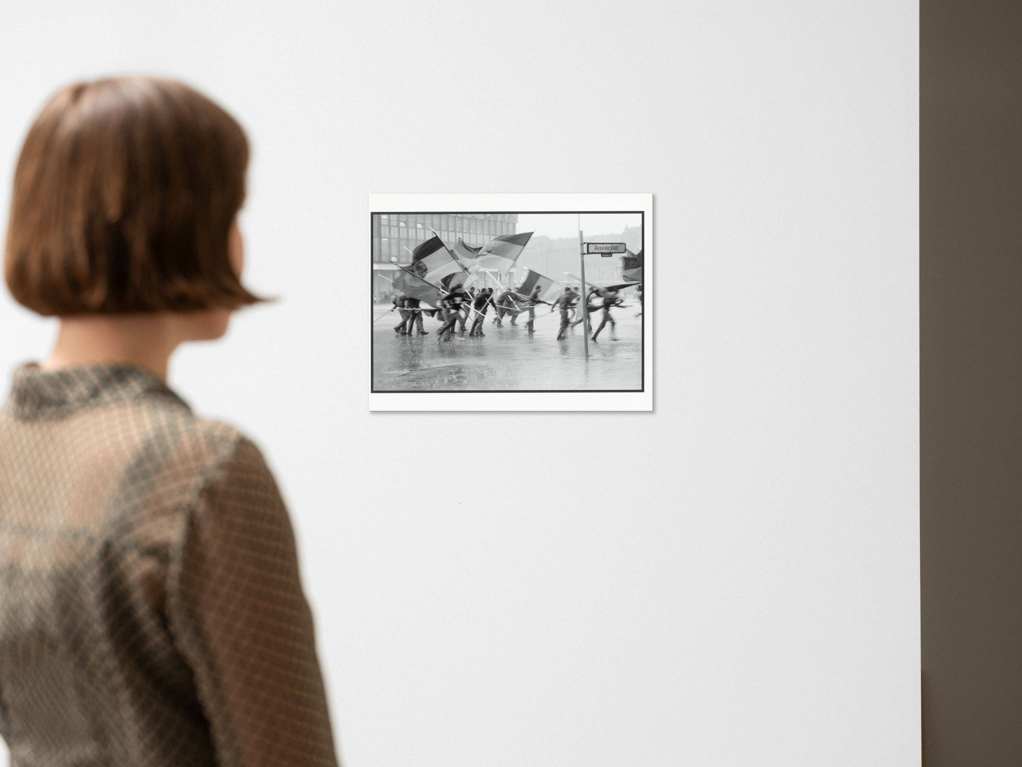 This picture shows the following artwork: Harald Hauswald. ”Berlin, 1. Mai”. 1987.