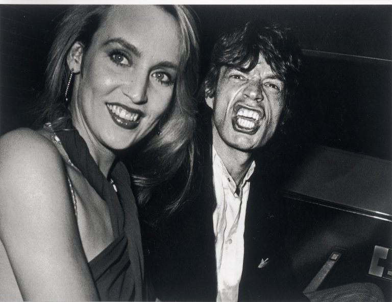 Auf diesem Bild ist das folgende Kunstwerk zu sehen: Ron Galella (d.i. Galella, Ronald E.). Mick Jagger and Jerry Hall, New York City. 1984.