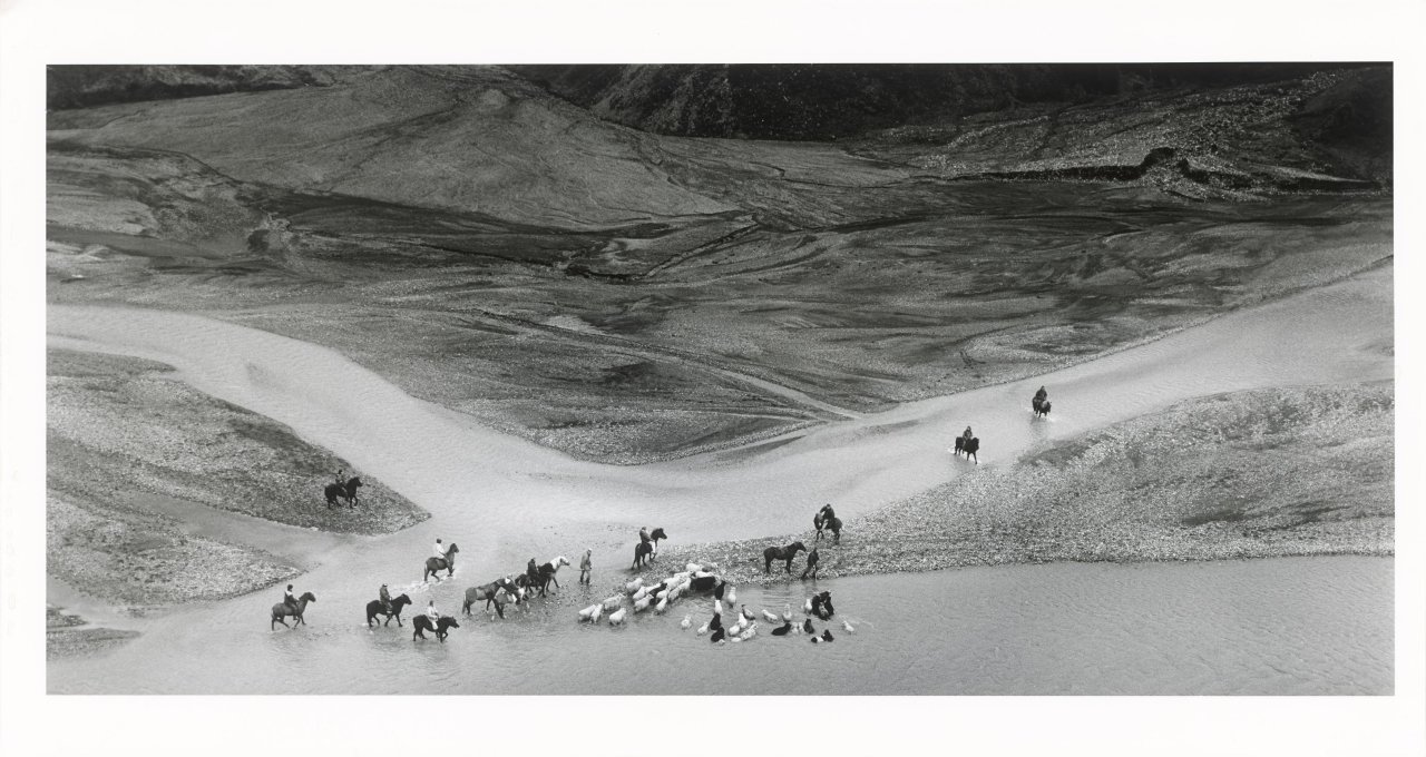 This picture shows the following artwork: Ragnar Axelsson. ”Jökulgil Landmannalaugar – Iceland”. 1997.