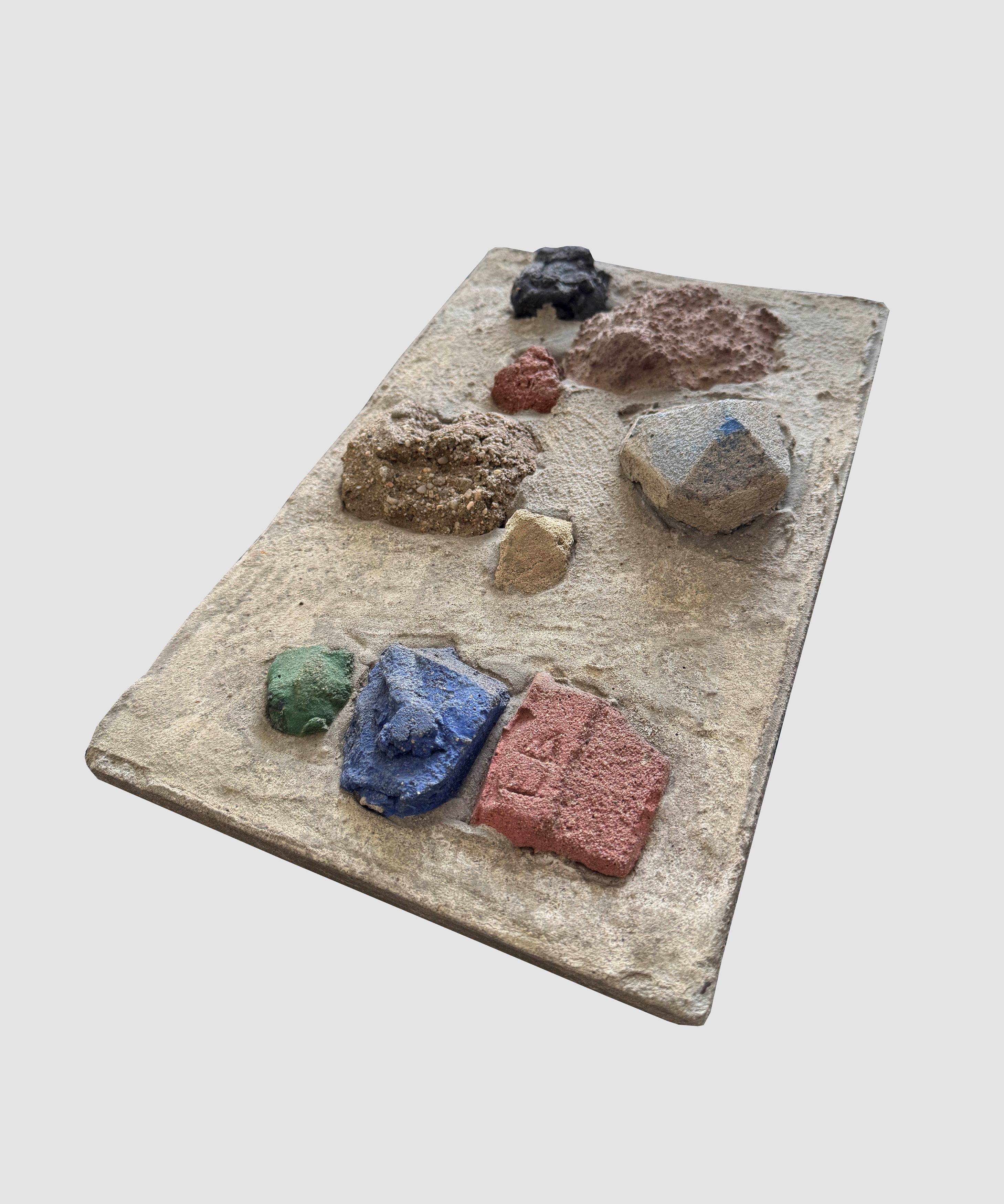 Auf diesem Bild ist das folgende Kunstwerk zu sehen: Hermann Glöckner. Neun Mörtelbrocken im Relief. 1960.