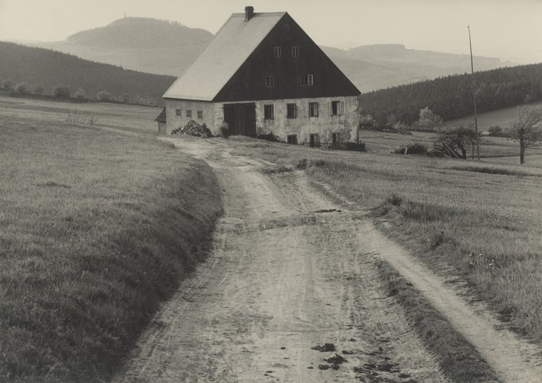 This picture shows the following artwork: Albert Renger-Patzsch. ”Erzgebirg.[e] Landschaft mit Geisingberg”. 1936.