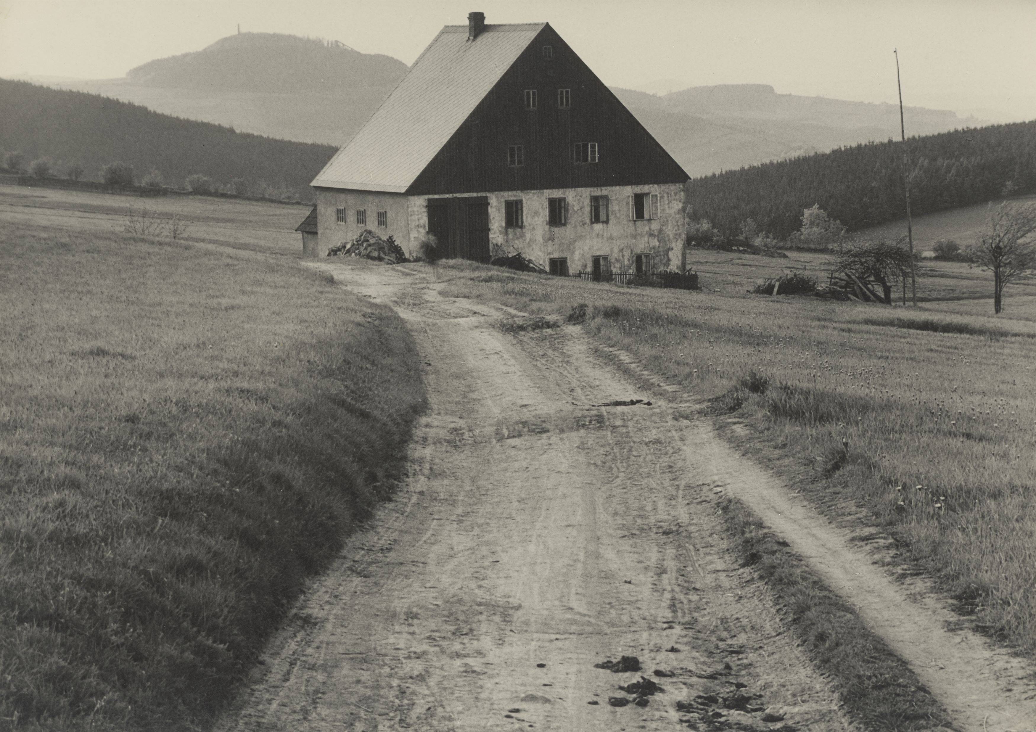 This picture shows the following artwork: Albert Renger-Patzsch. ”Erzgebirg.[e] Landschaft mit Geisingberg”. 1936.