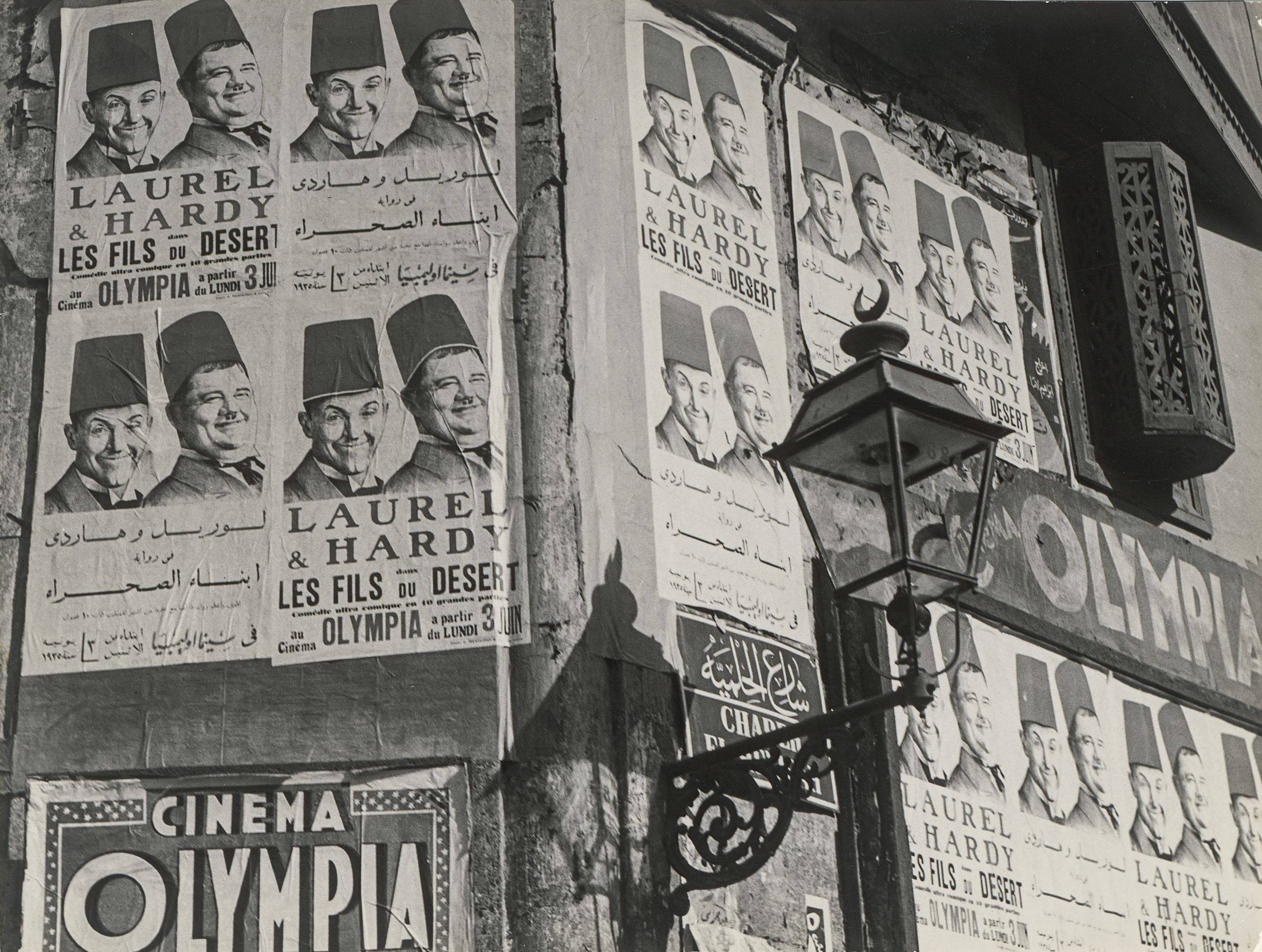 Auf diesem Bild ist das folgende Kunstwerk zu sehen: Willem van de Poll. Straßenleben Cairo, Filmreklame. 1935.
