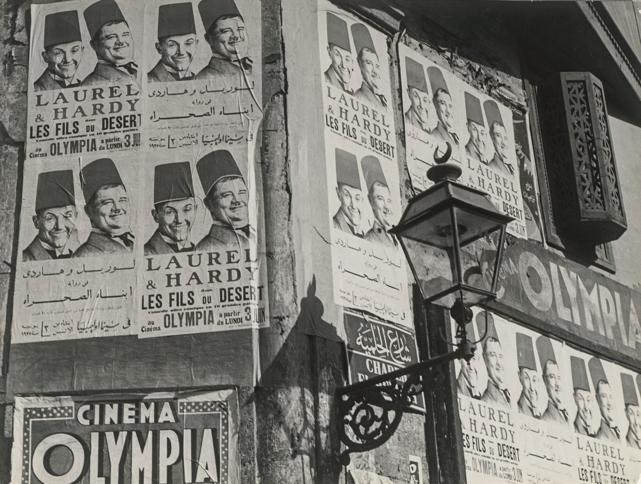 Auf diesem Bild ist das folgende Kunstwerk zu sehen: Willem van de Poll. Straßenleben Cairo, Filmreklame. 1935.