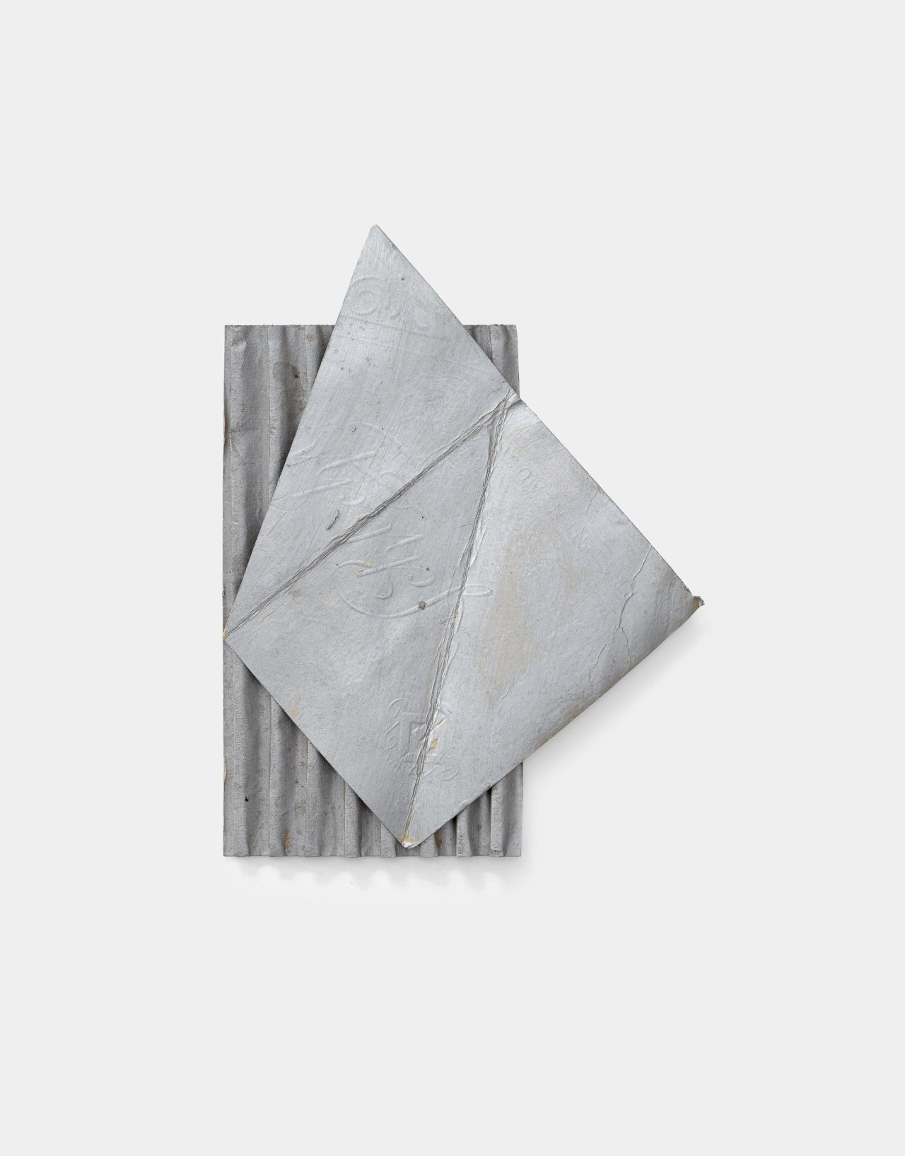 Auf diesem Bild ist das folgende Kunstwerk zu sehen: Hermann Glöckner. Silberner Rhomboid auf silberner rechteckiger Wellpappe.