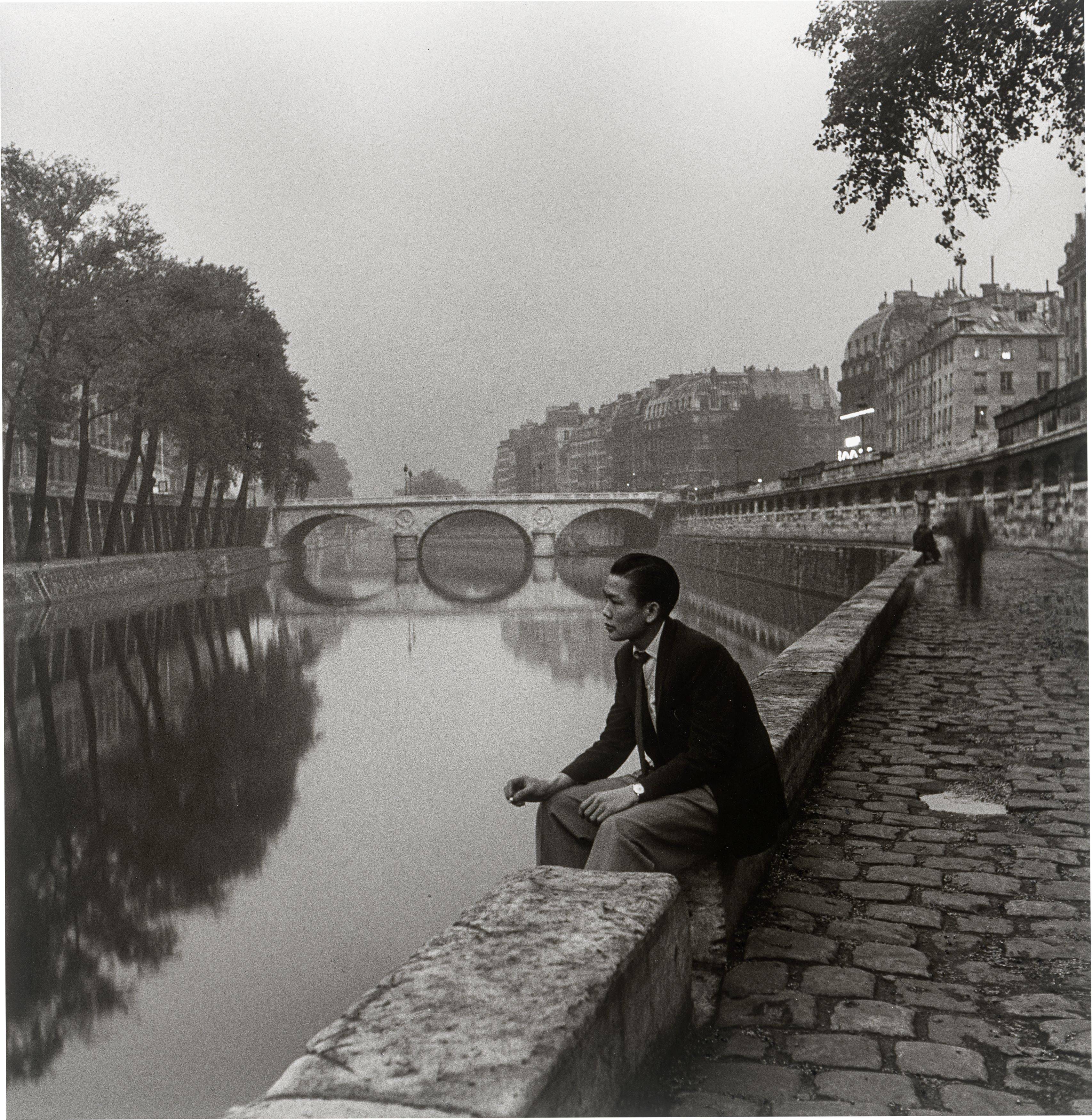 Auf diesem Bild ist das folgende Kunstwerk zu sehen: Louis Stettner. „By the Seine, near Pont St. Michel“. 1951.