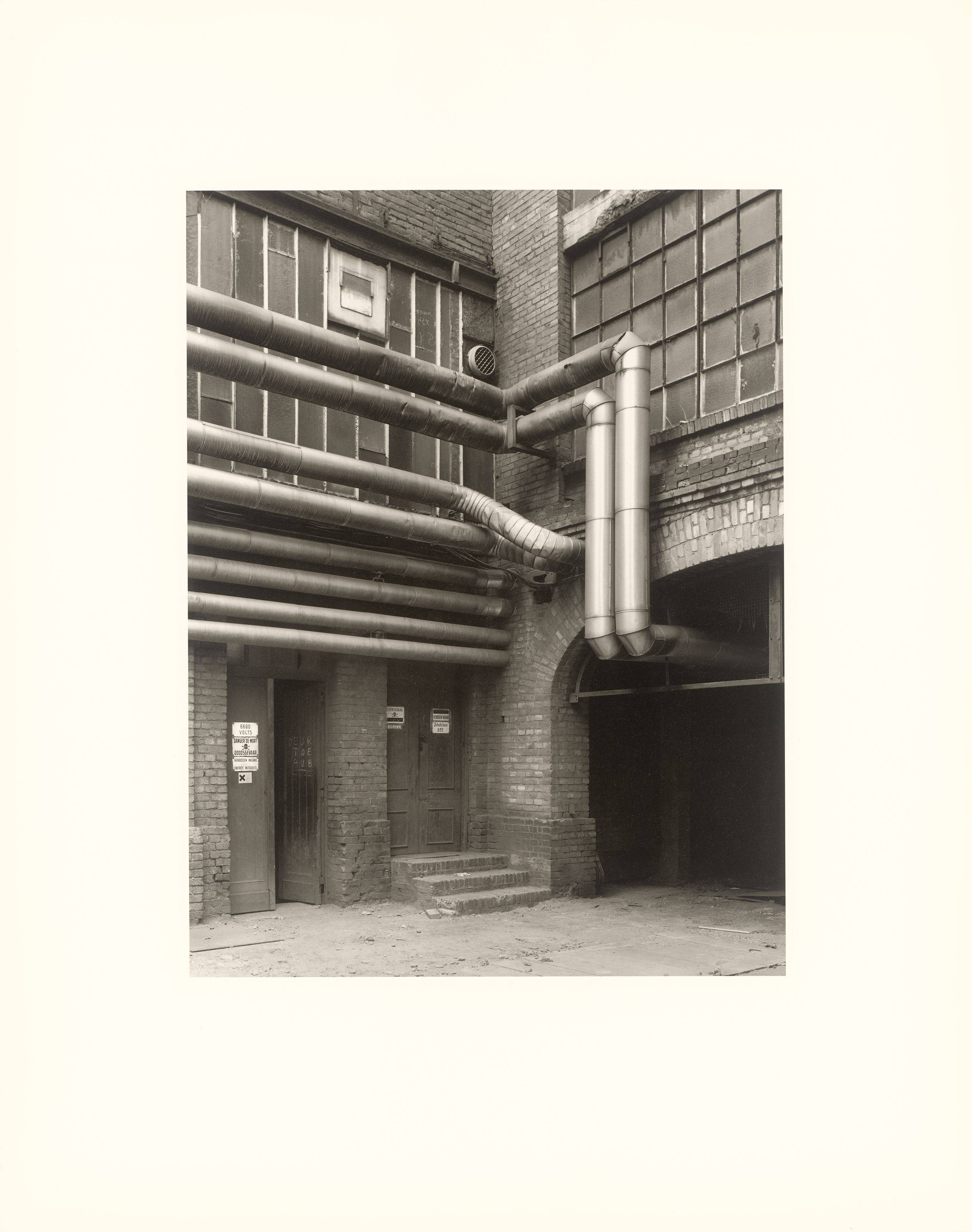 Auf diesem Bild ist das folgende Kunstwerk zu sehen: Bernd und Hilla Becher. „Walls and Conduits“. 1991.