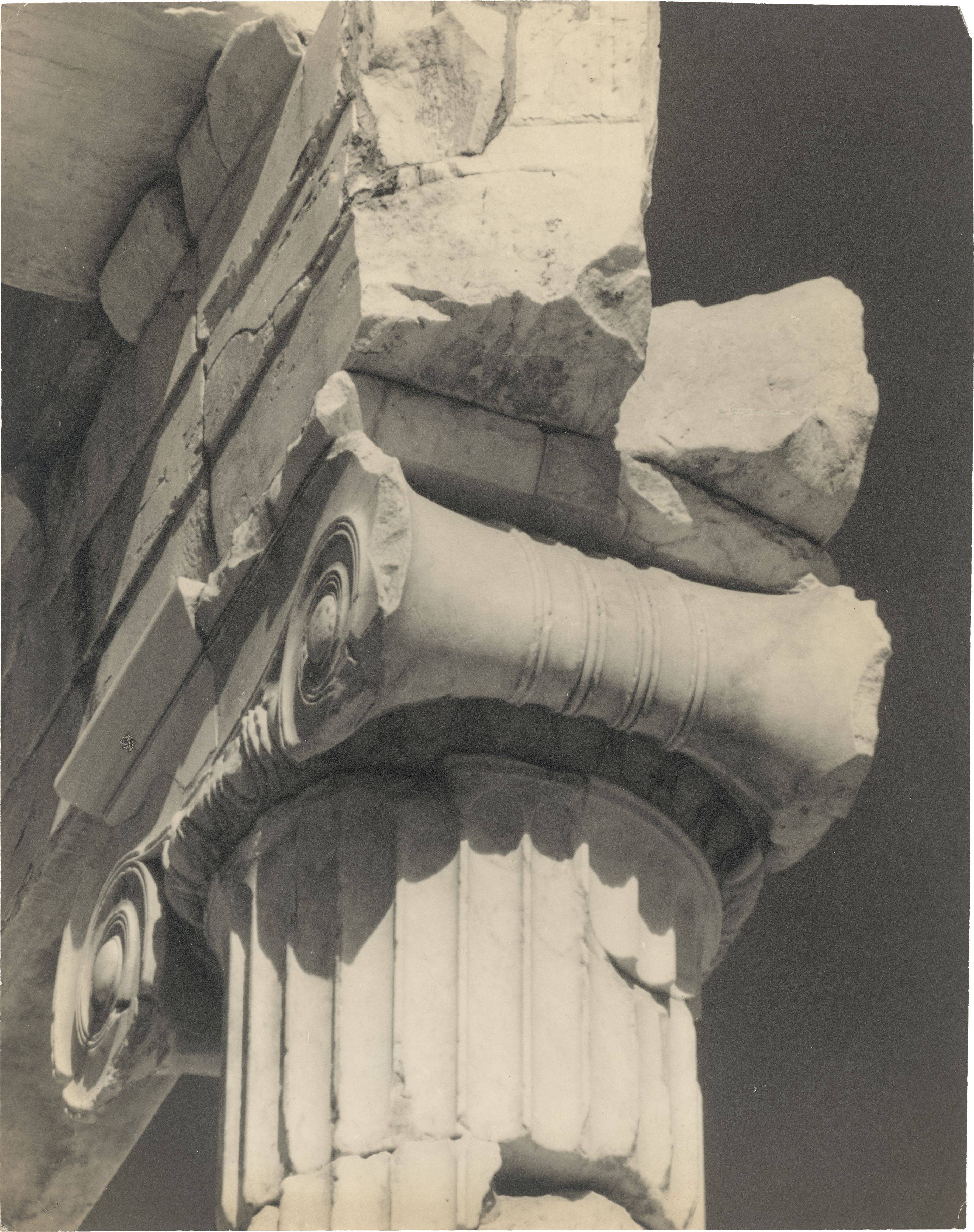 Auf diesem Bild ist das folgende Kunstwerk zu sehen: Walter Hege. Kapitell aus der Vorhalle der Propyläen - Athen. 1928/29.