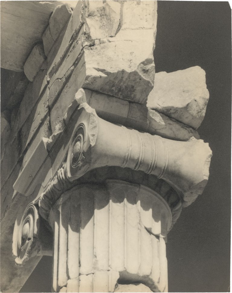 Auf diesem Bild ist das folgende Kunstwerk zu sehen: Walter Hege. Kapitell aus der Vorhalle der Propyläen - Athen. 1928/29.