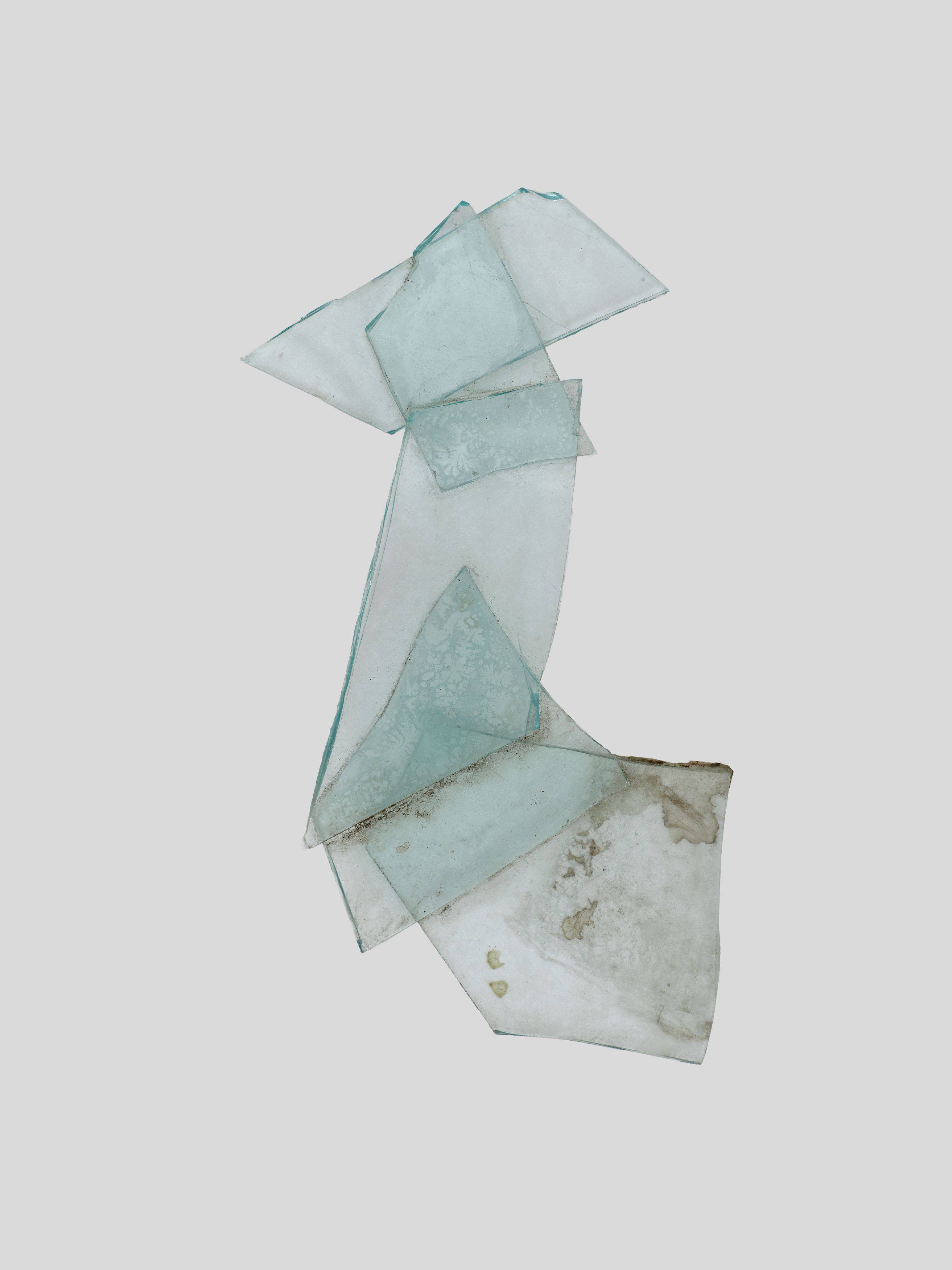 Auf diesem Bild ist das folgende Kunstwerk zu sehen: Hermann Glöckner. Figurine aus fünf Glassplittern. 1970.