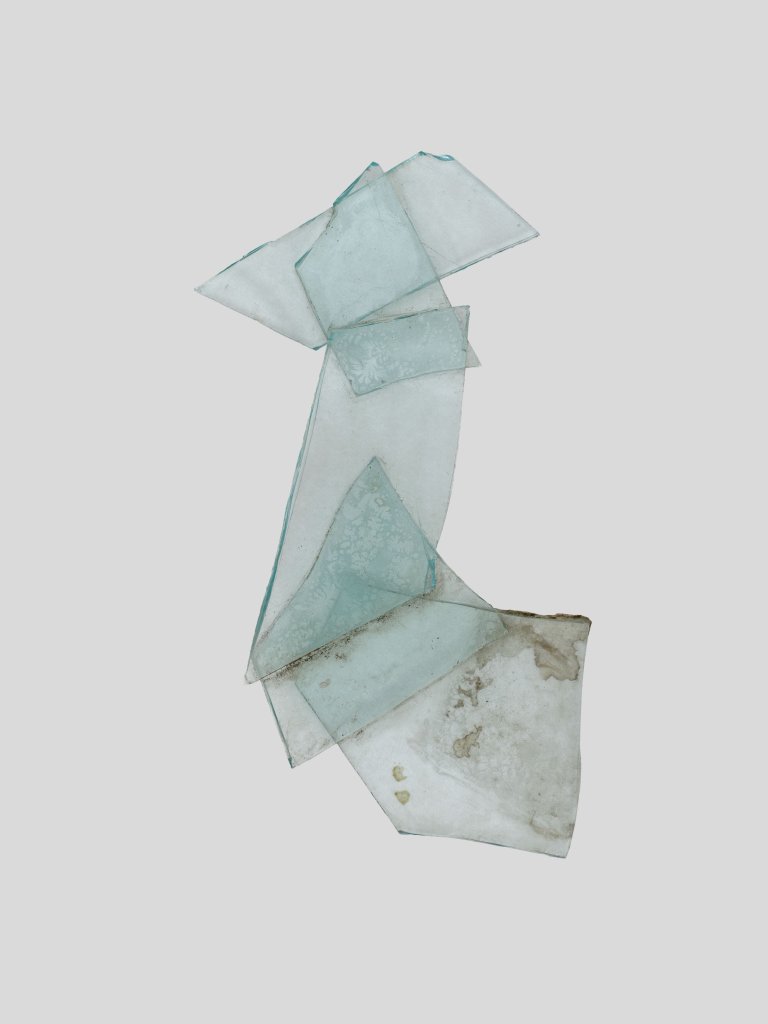 Auf diesem Bild ist das folgende Kunstwerk zu sehen: Hermann Glöckner. Figurine aus fünf Glassplittern. 1970.