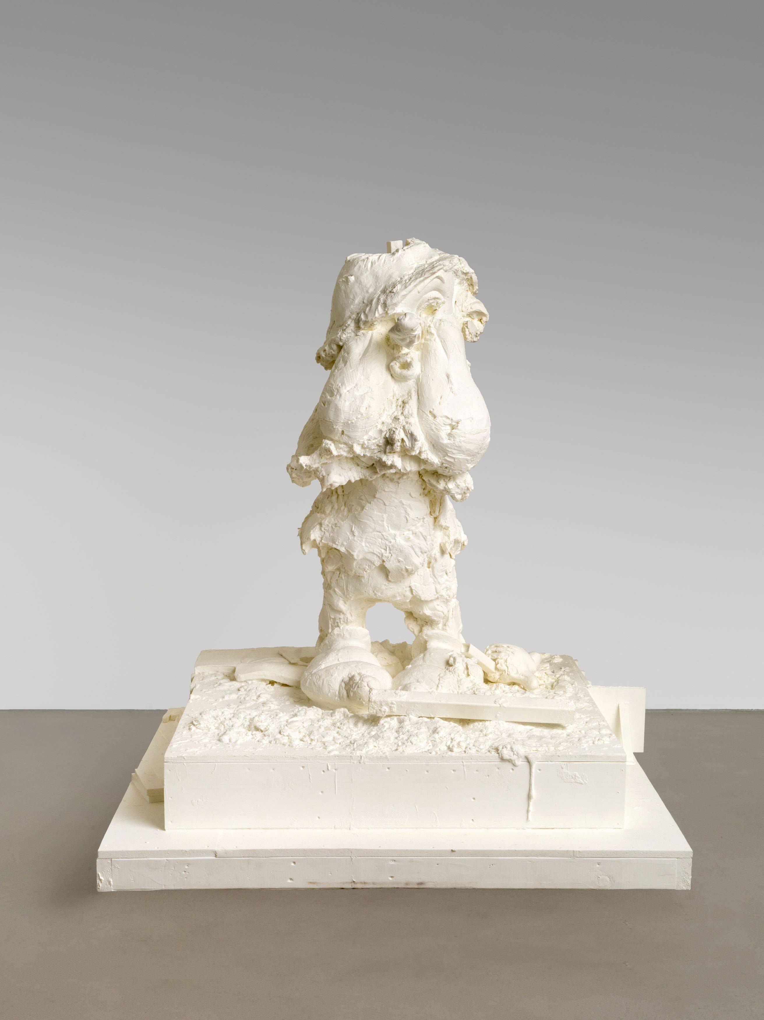 Auf diesem Bild ist das folgende Kunstwerk zu sehen: Paul McCarthy. „White Snow Dwarf (Sneezy)“. 2010.
