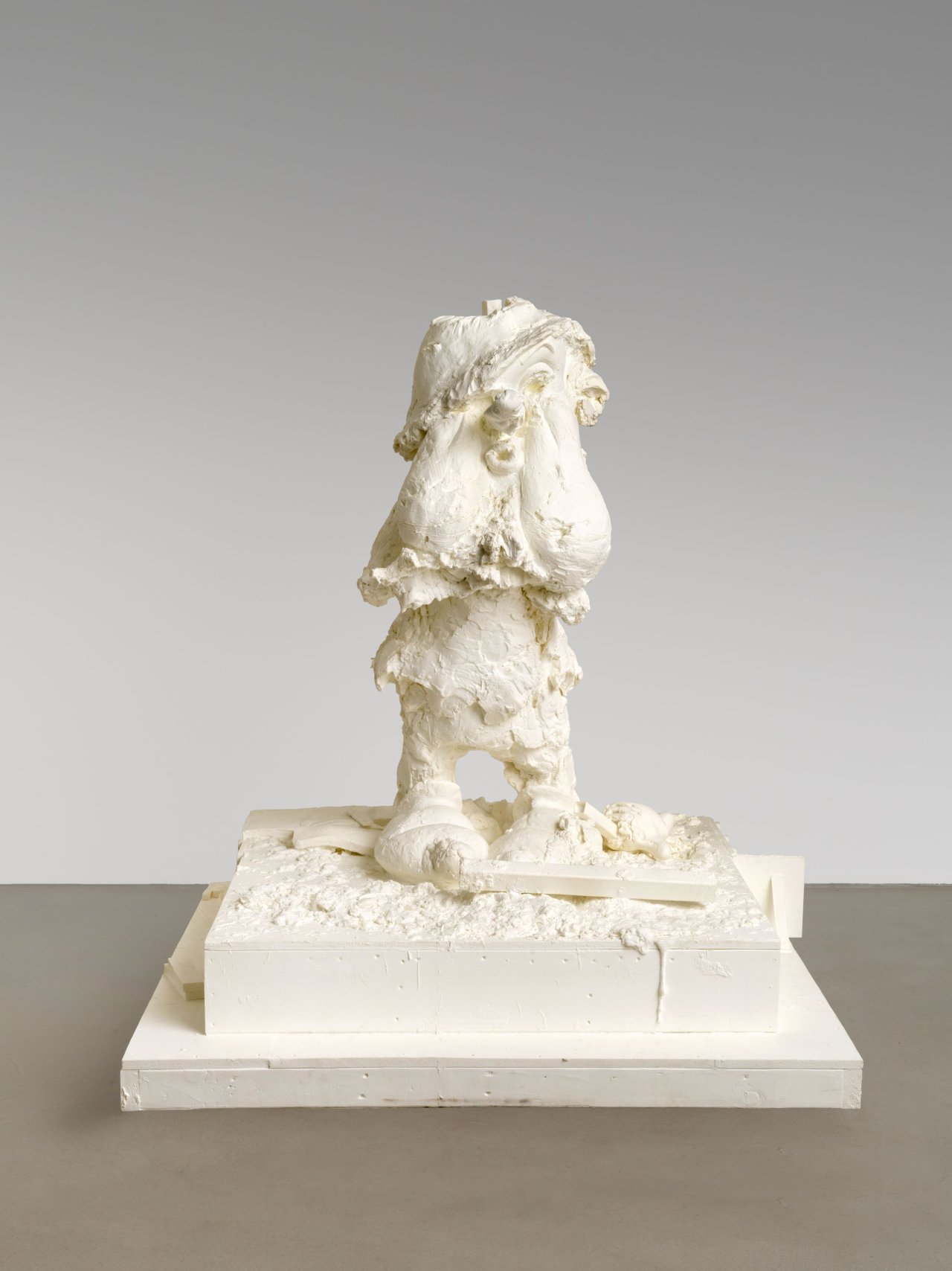 Auf diesem Bild ist das folgende Kunstwerk zu sehen: Paul McCarthy. „White Snow Dwarf (Sneezy)“. 2010.