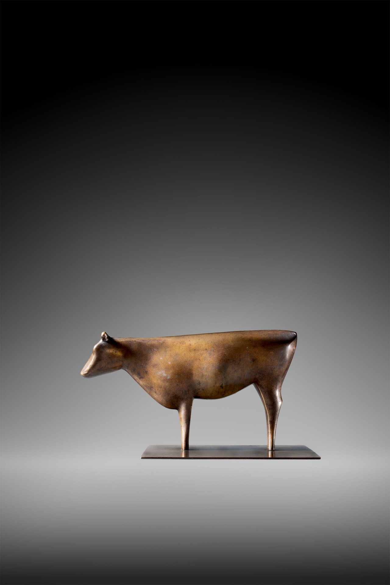 Auf diesem Bild ist das folgende Kunstwerk zu sehen: Ewald Mataré. „Stehende Kuh ‚Windkuh‘“. 1923.