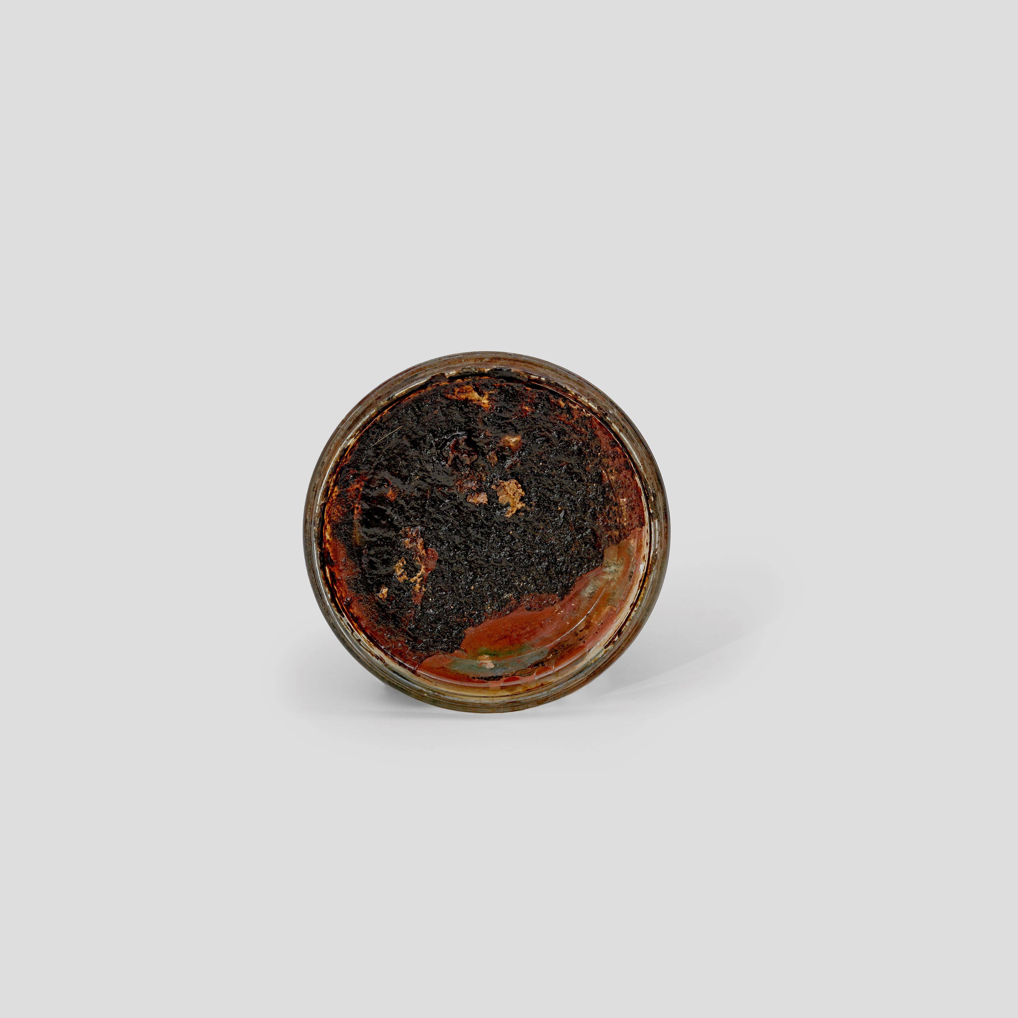 Auf diesem Bild ist das folgende Kunstwerk zu sehen: Hermann Glöckner. Glasdeckel mit hellem Fleck auf dunklem Grund. 1960.