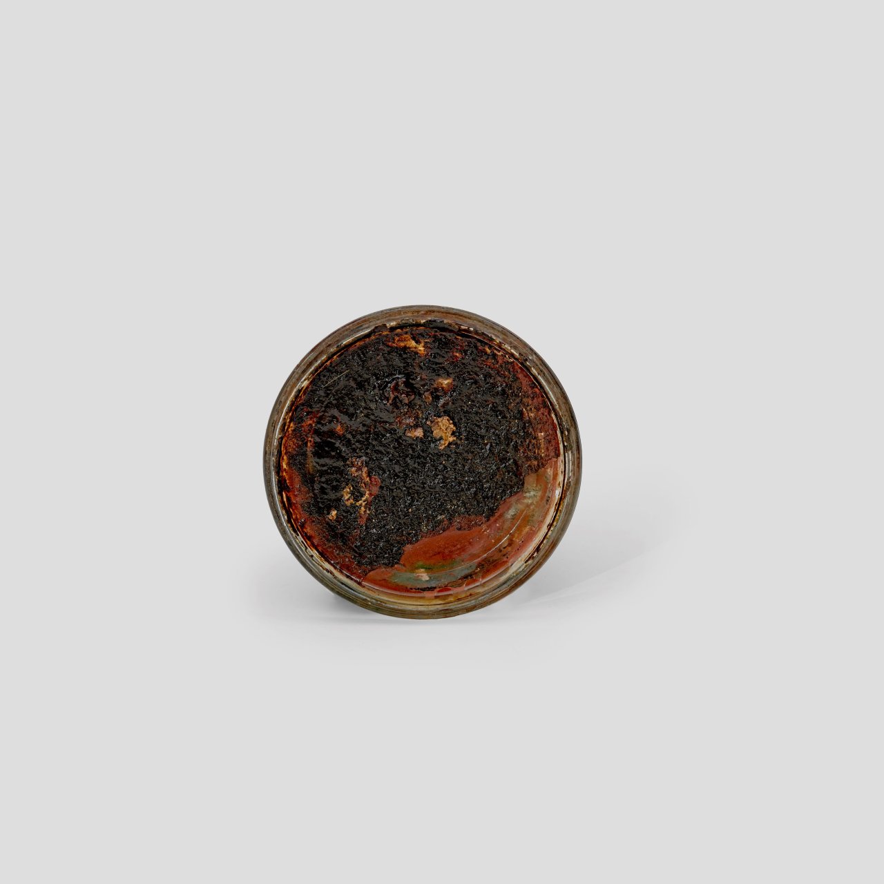Auf diesem Bild ist das folgende Kunstwerk zu sehen: Hermann Glöckner. Glasdeckel mit hellem Fleck auf dunklem Grund. 1960.