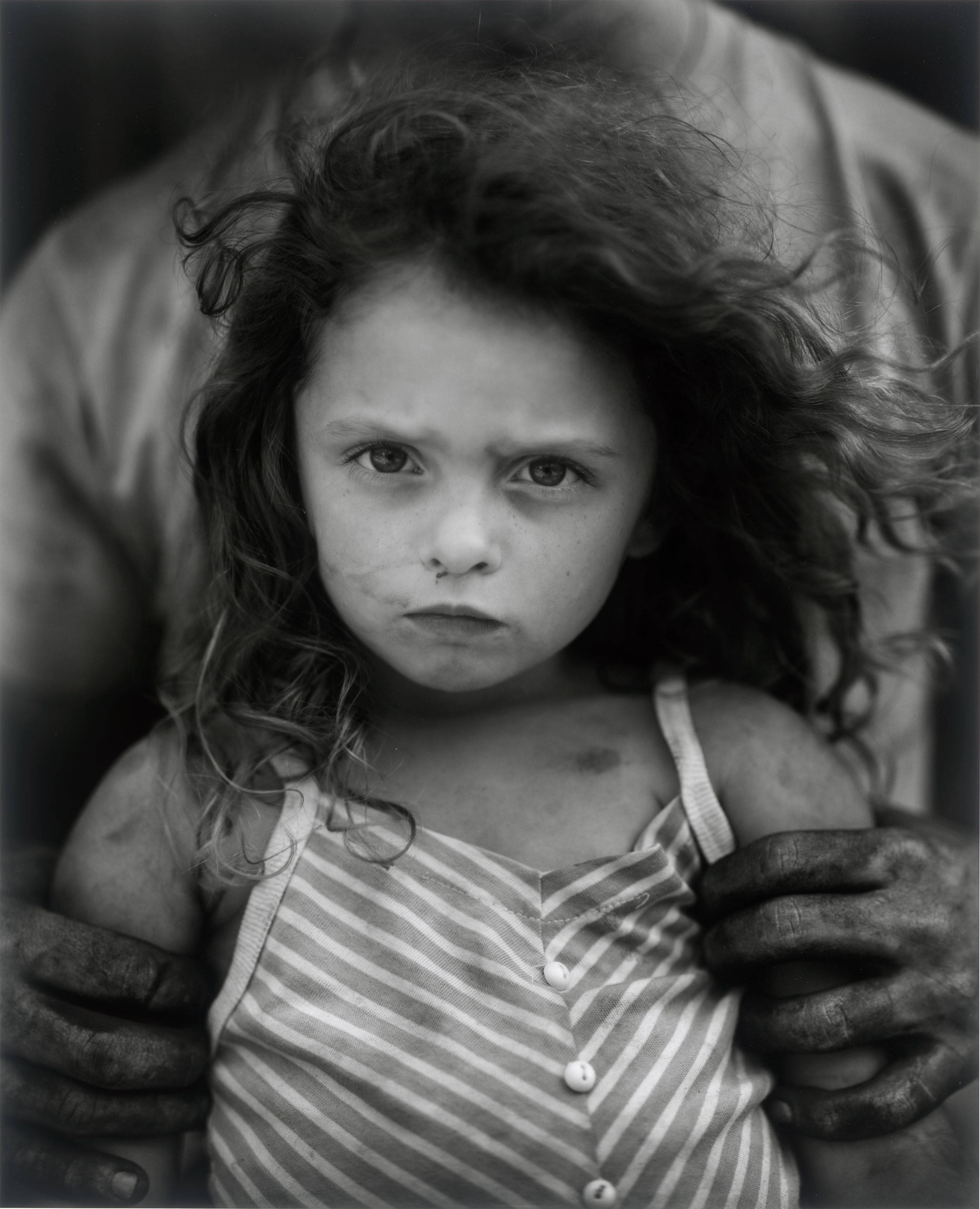 Auf diesem Bild ist das folgende Kunstwerk zu sehen: Sally Mann. „Holding Virginia“. 1989.