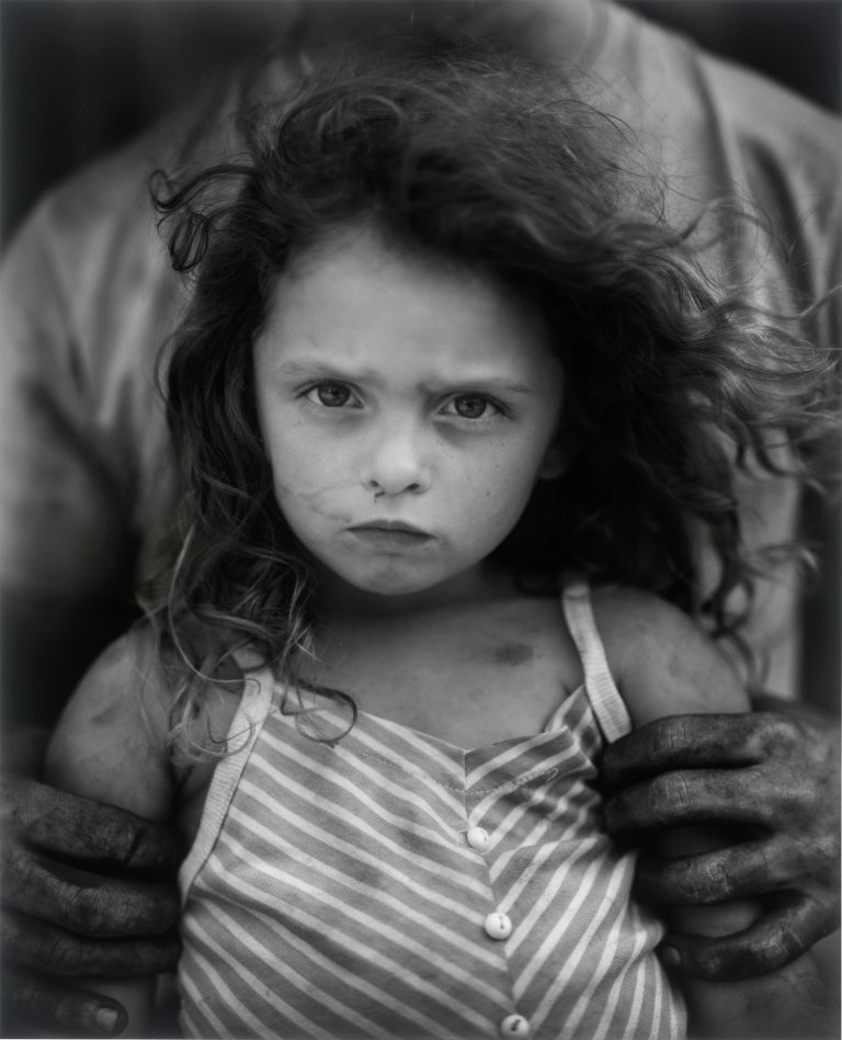 Auf diesem Bild ist das folgende Kunstwerk zu sehen: Sally Mann. „Holding Virginia“. 1989.