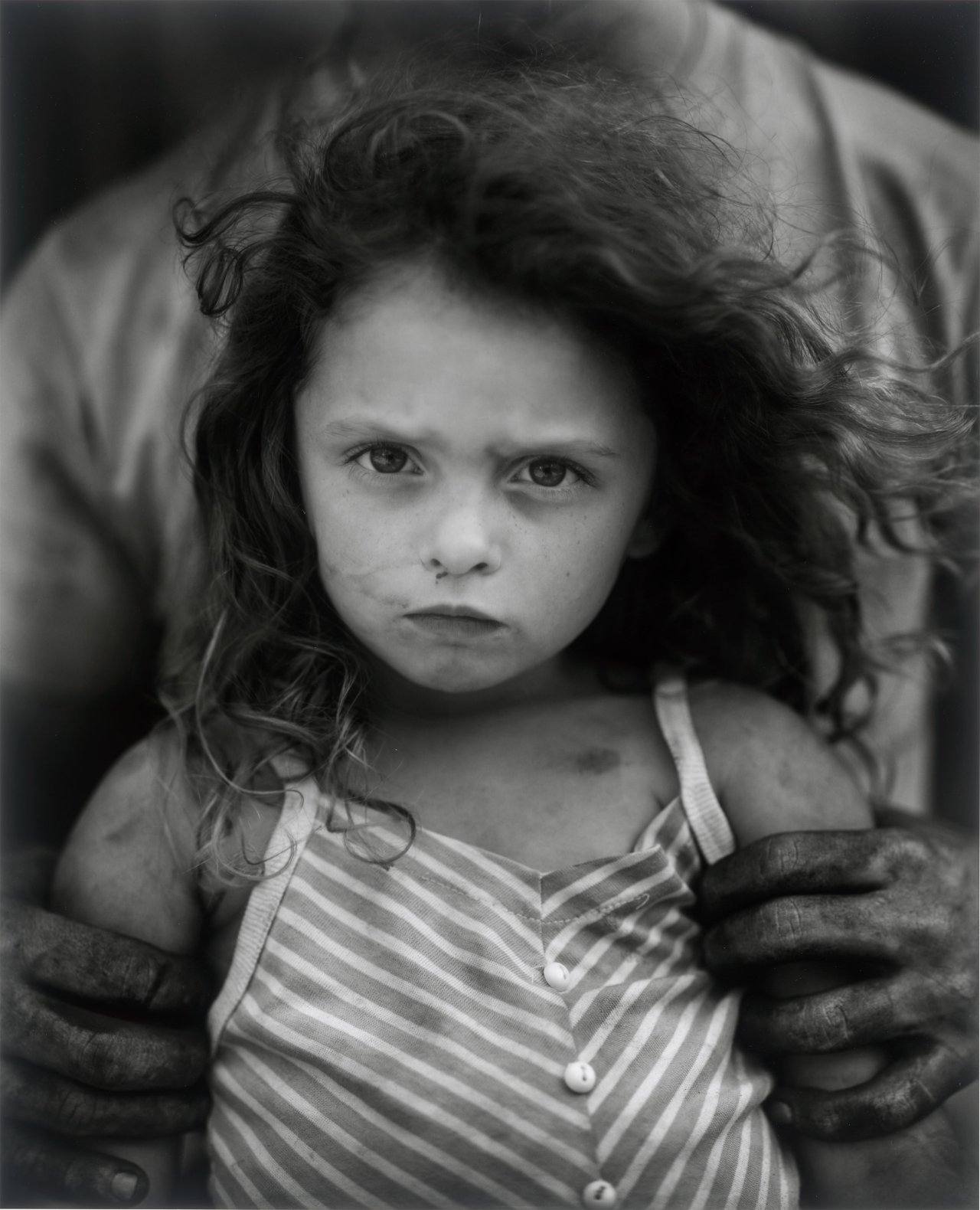 Auf diesem Bild ist das folgende Kunstwerk zu sehen: Sally Mann. „Holding Virginia“. 1989.