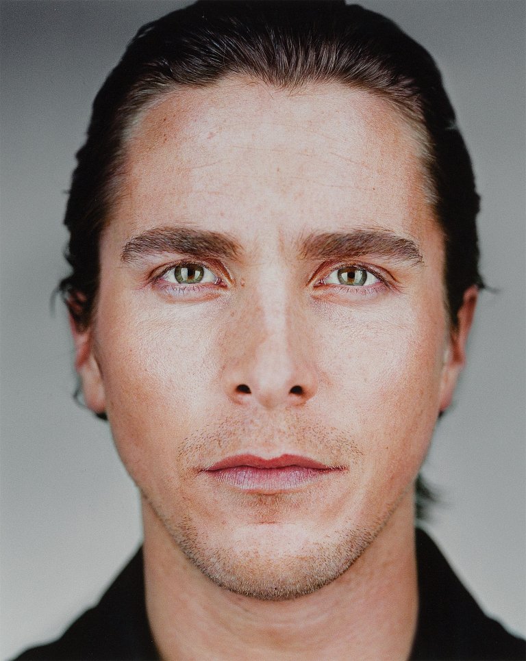 Auf diesem Bild ist das folgende Kunstwerk zu sehen: Martin Schoeller. Christian Bale. 2000.