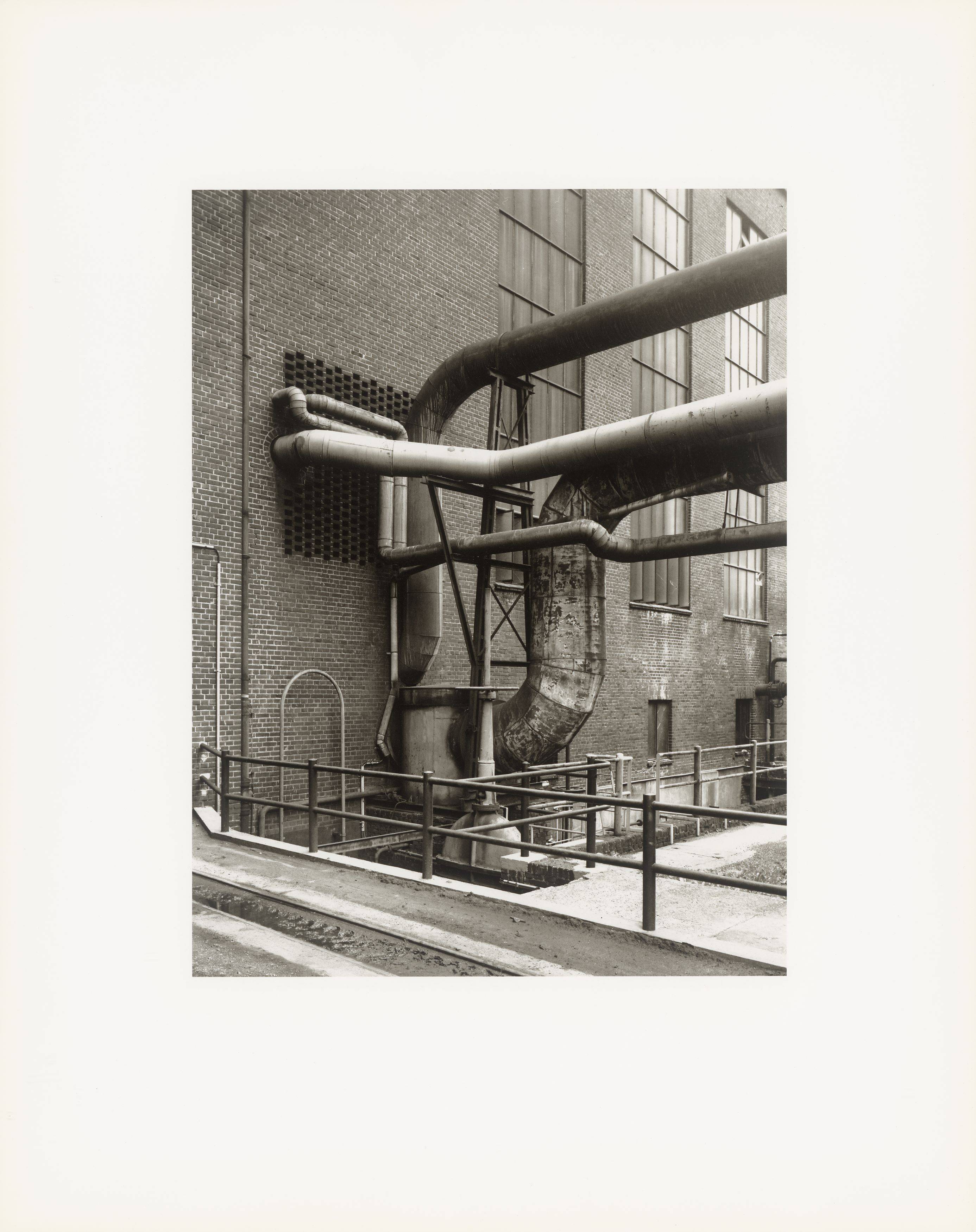 Auf diesem Bild ist das folgende Kunstwerk zu sehen: Bernd und Hilla Becher. „Walls and Conduits“. 1991.